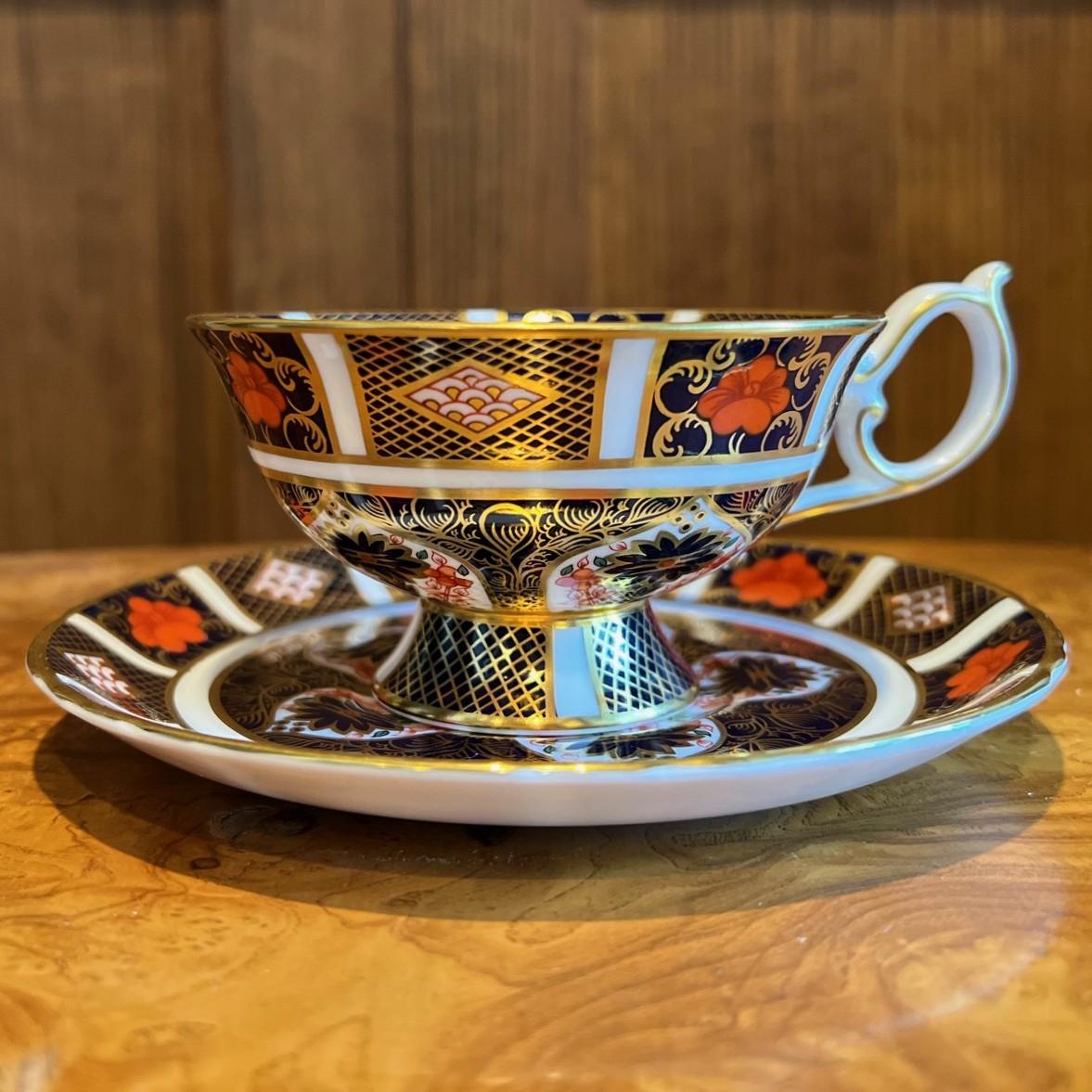Taza y Platillo de Té Isabel con Pie Imari Antiguo Royal Crown Derby de 1940 Oro en venta