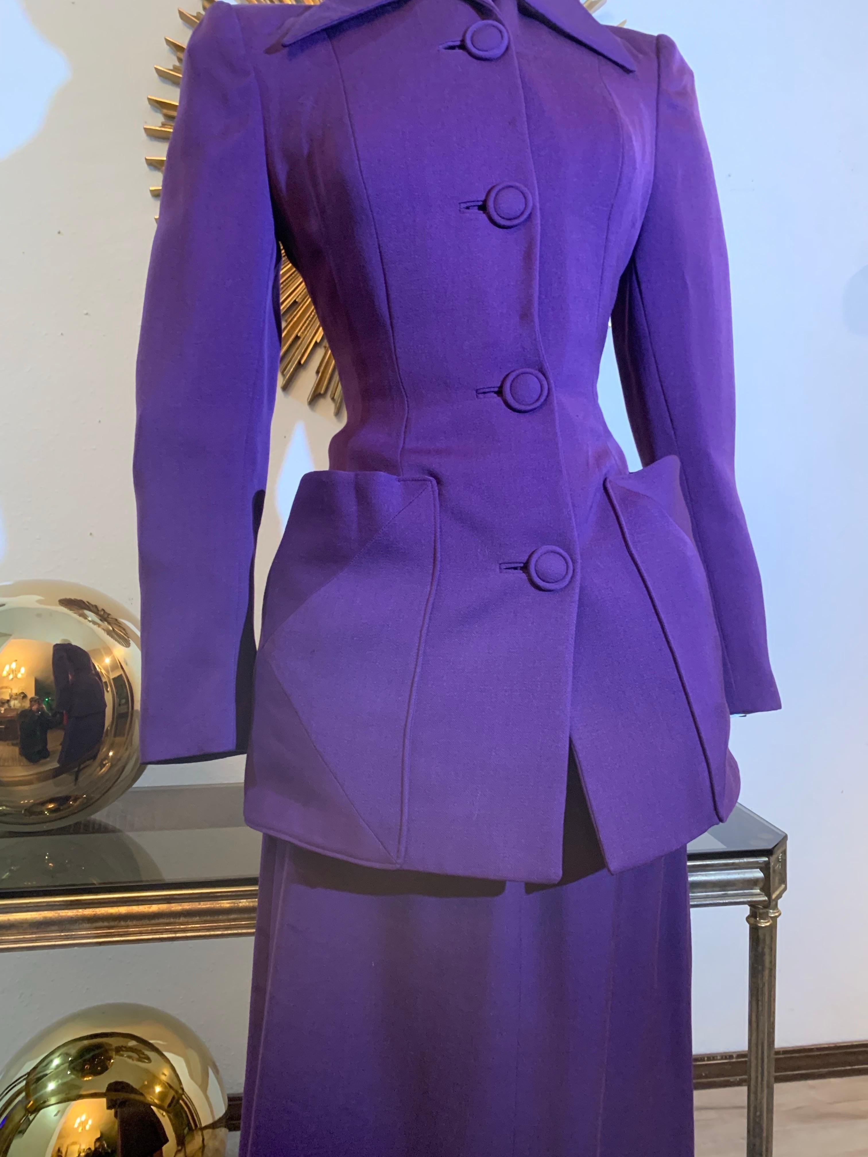 Abito con gonna in gabardine di lana viola reale degli anni '40 con vita stretta e tasche enormi In condizioni ottime in vendita a Gresham, OR