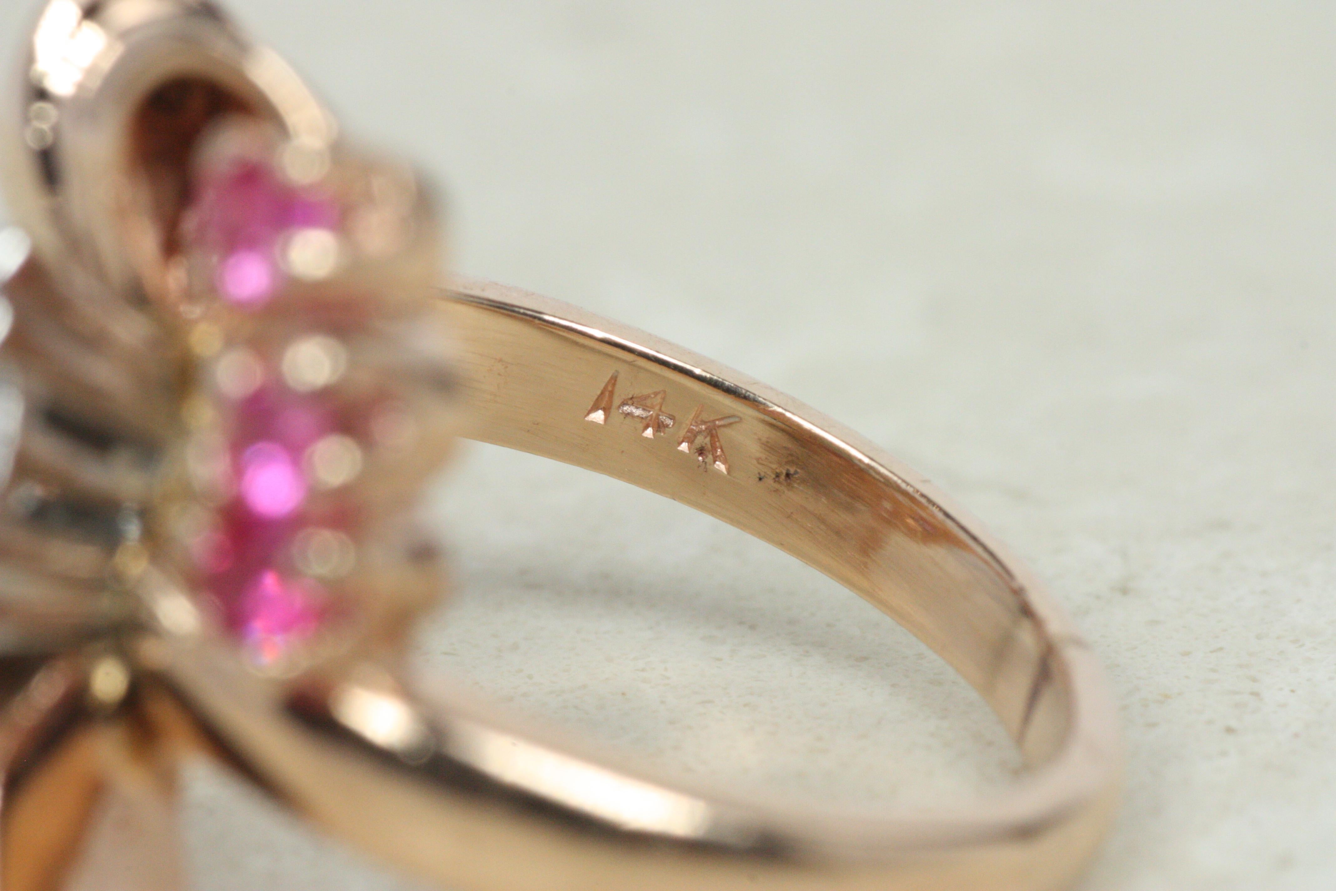 Anello da cocktail con rubino e diamanti a fiocco floreale degli anni '40 - Oro rosa 14K in vendita 5