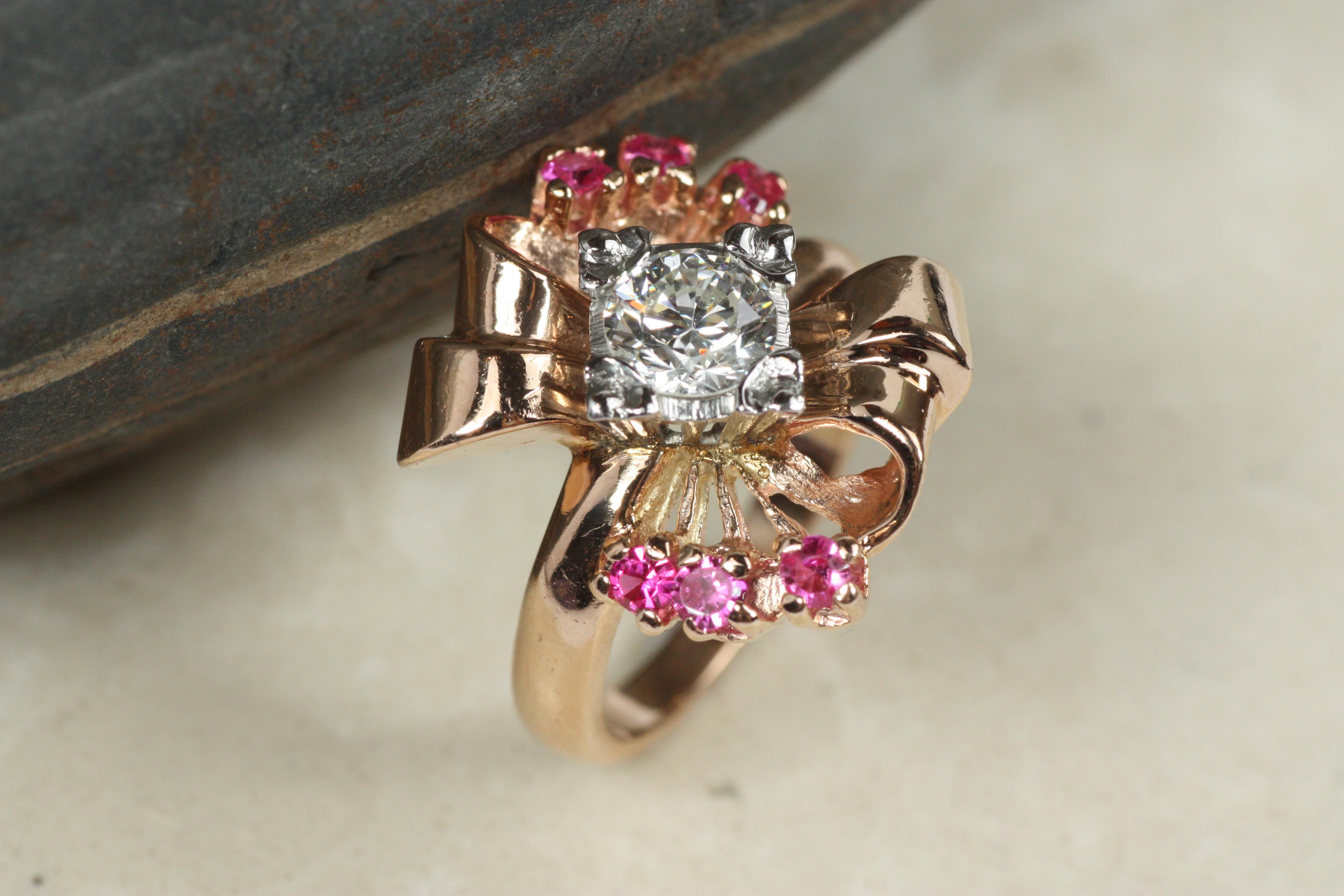 Taglio rotondo Anello da cocktail con rubino e diamanti a fiocco floreale degli anni '40 - Oro rosa 14K in vendita