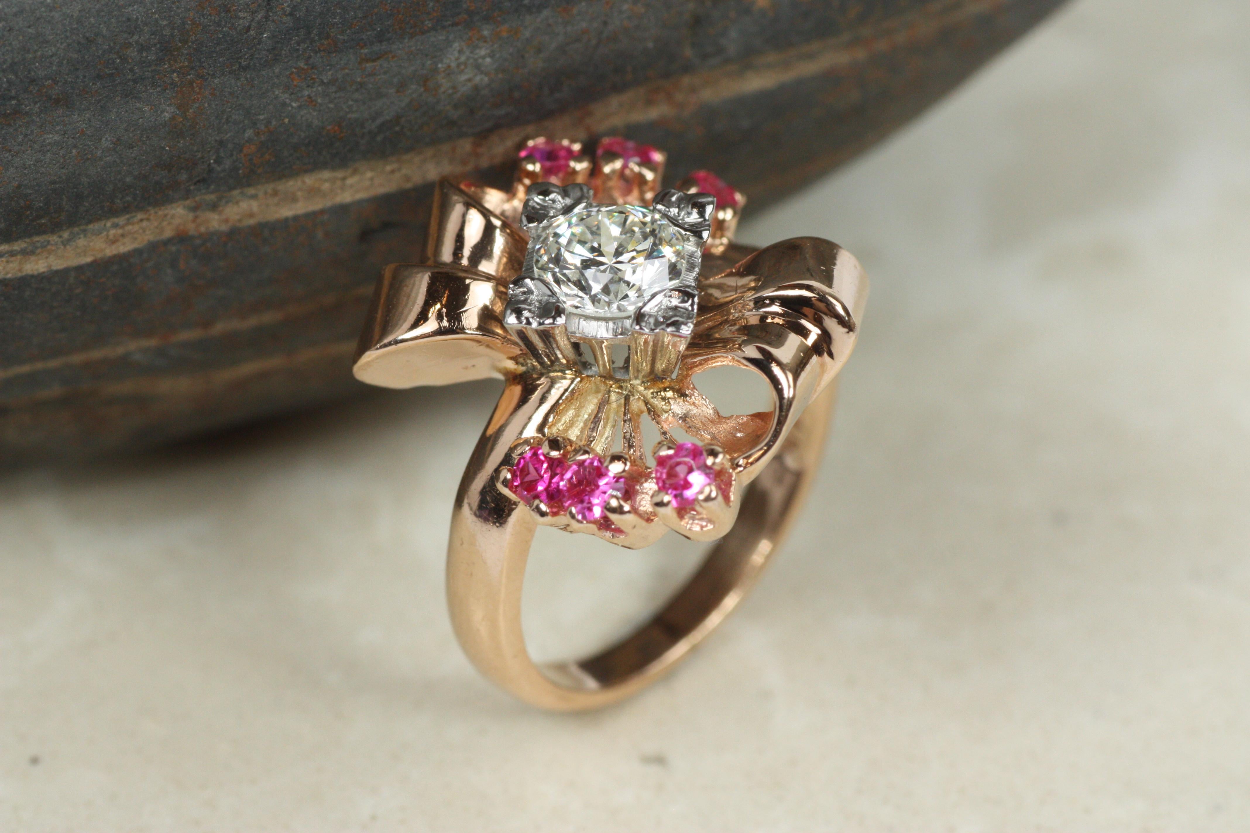 Anello da cocktail con rubino e diamanti a fiocco floreale degli anni '40 - Oro rosa 14K In condizioni buone in vendita a Santa Monica, CA