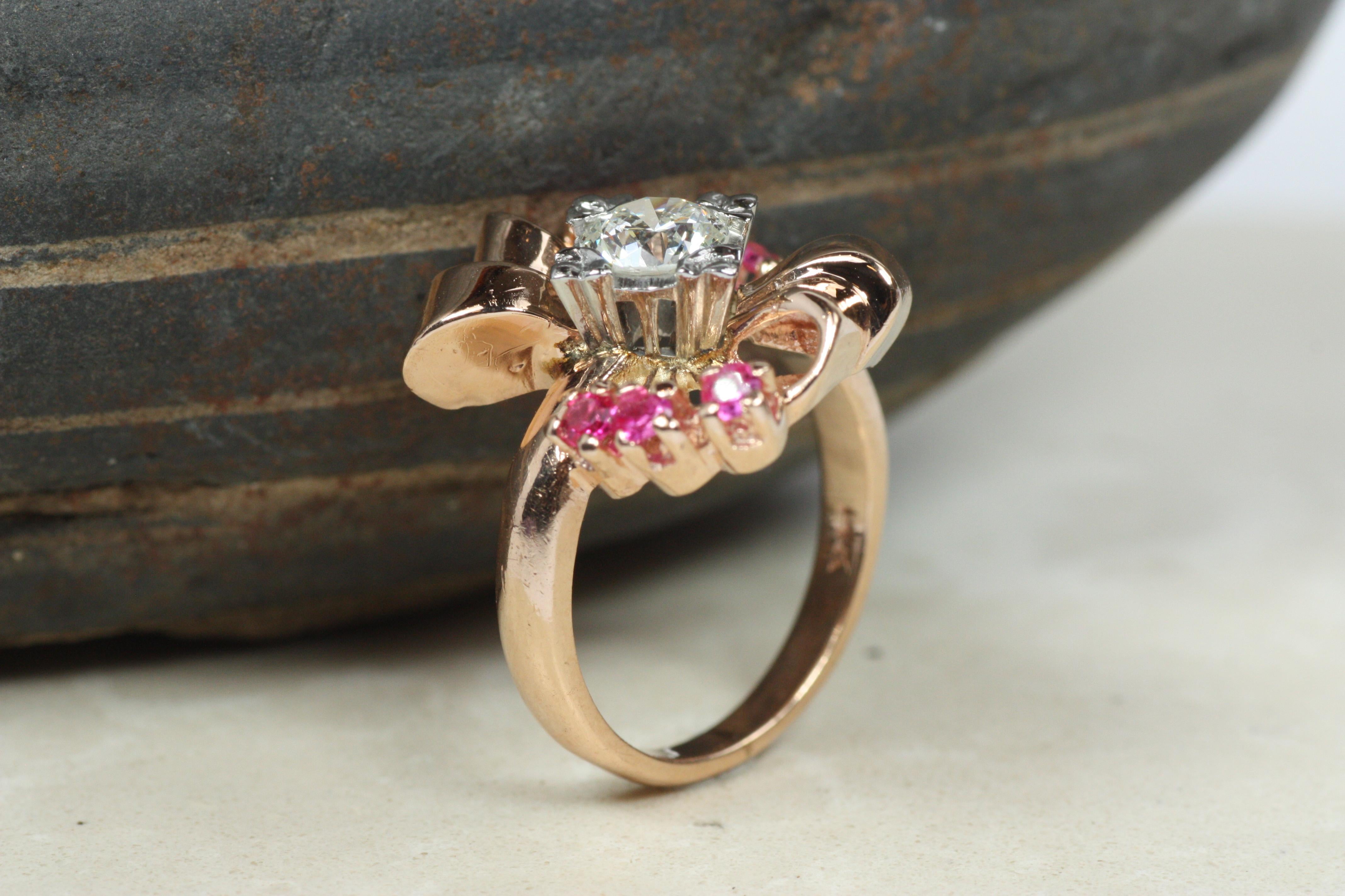 Donna Anello da cocktail con rubino e diamanti a fiocco floreale degli anni '40 - Oro rosa 14K in vendita