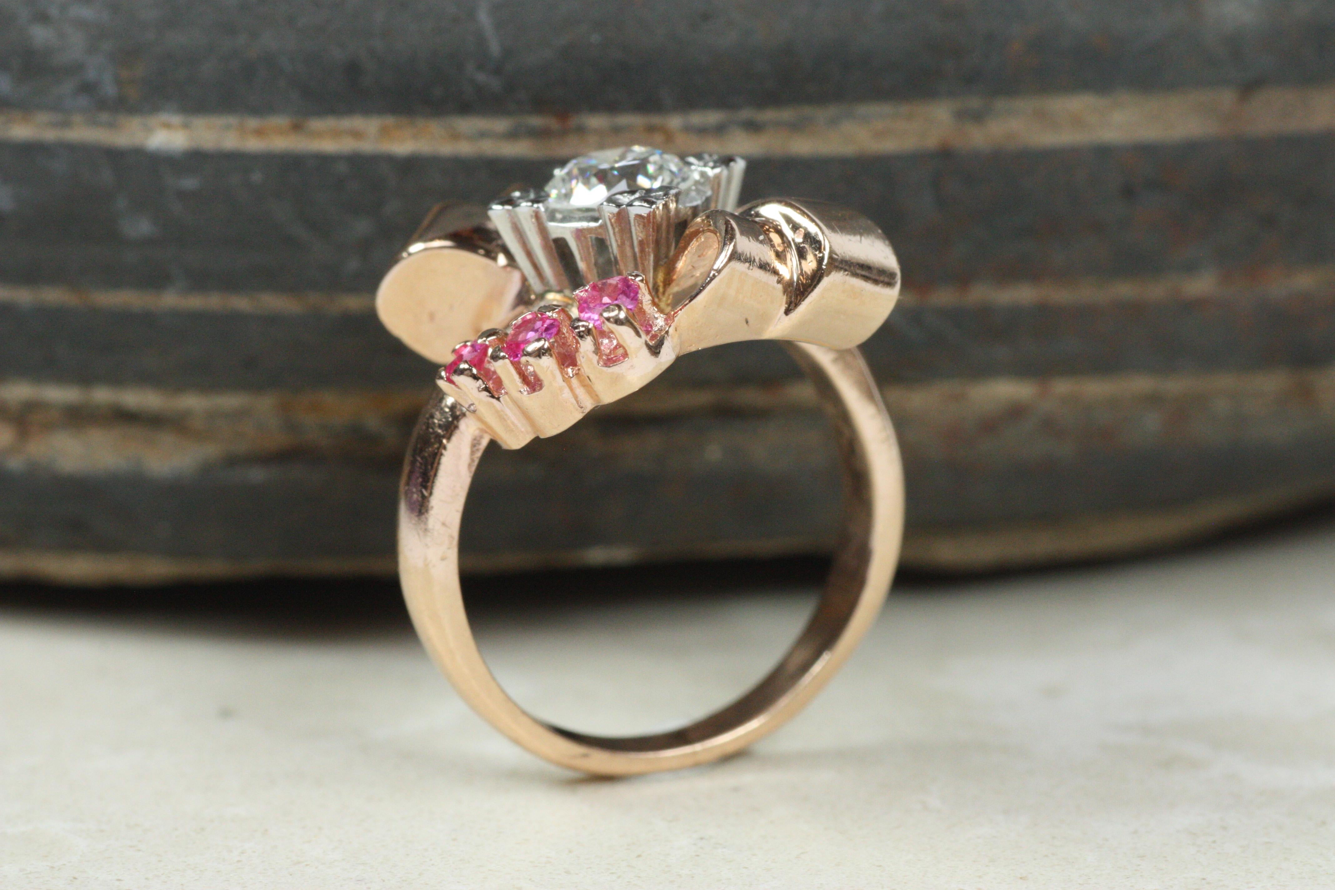 Anello da cocktail con rubino e diamanti a fiocco floreale degli anni '40 - Oro rosa 14K in vendita 1
