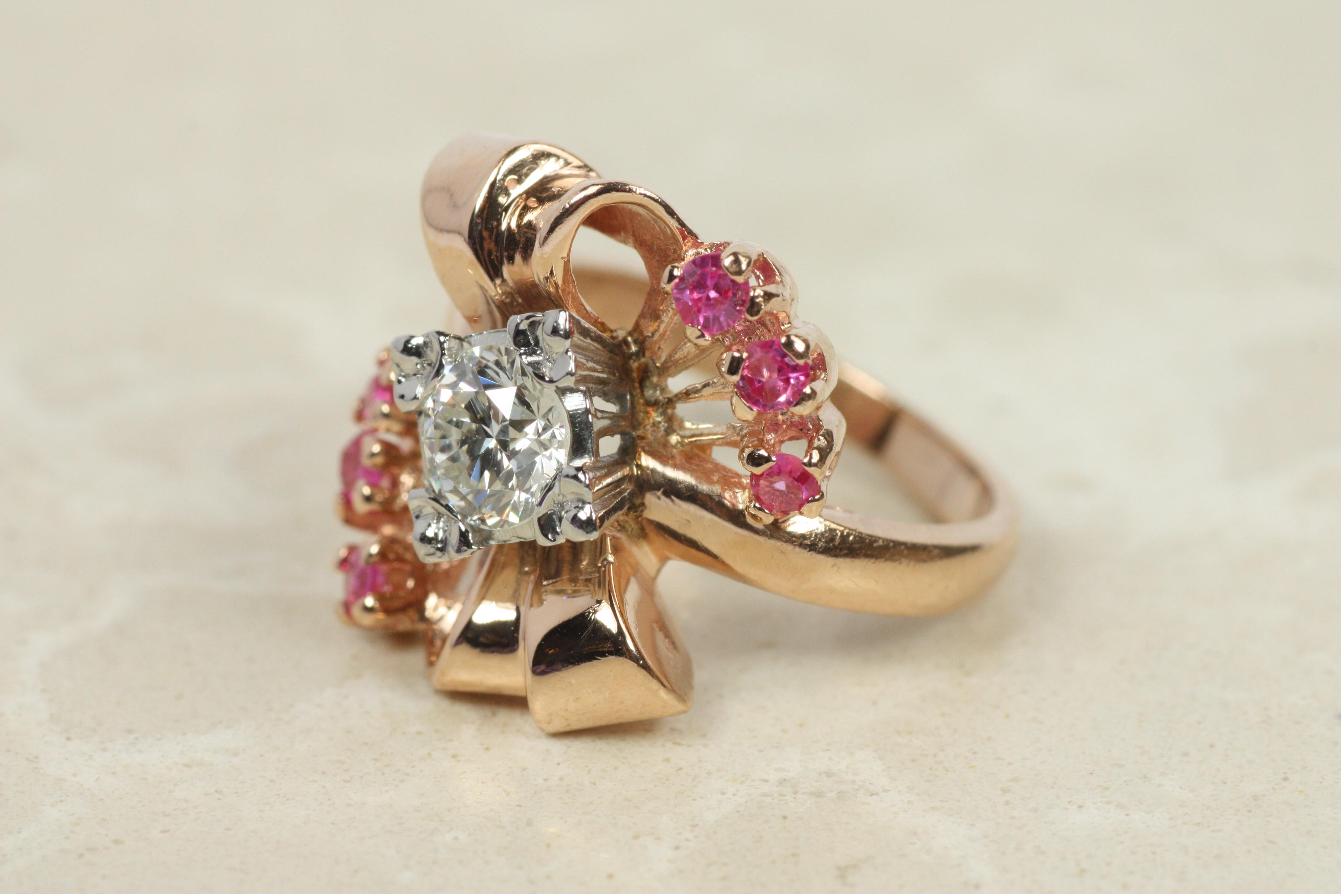 Anello da cocktail con rubino e diamanti a fiocco floreale degli anni '40 - Oro rosa 14K in vendita 2