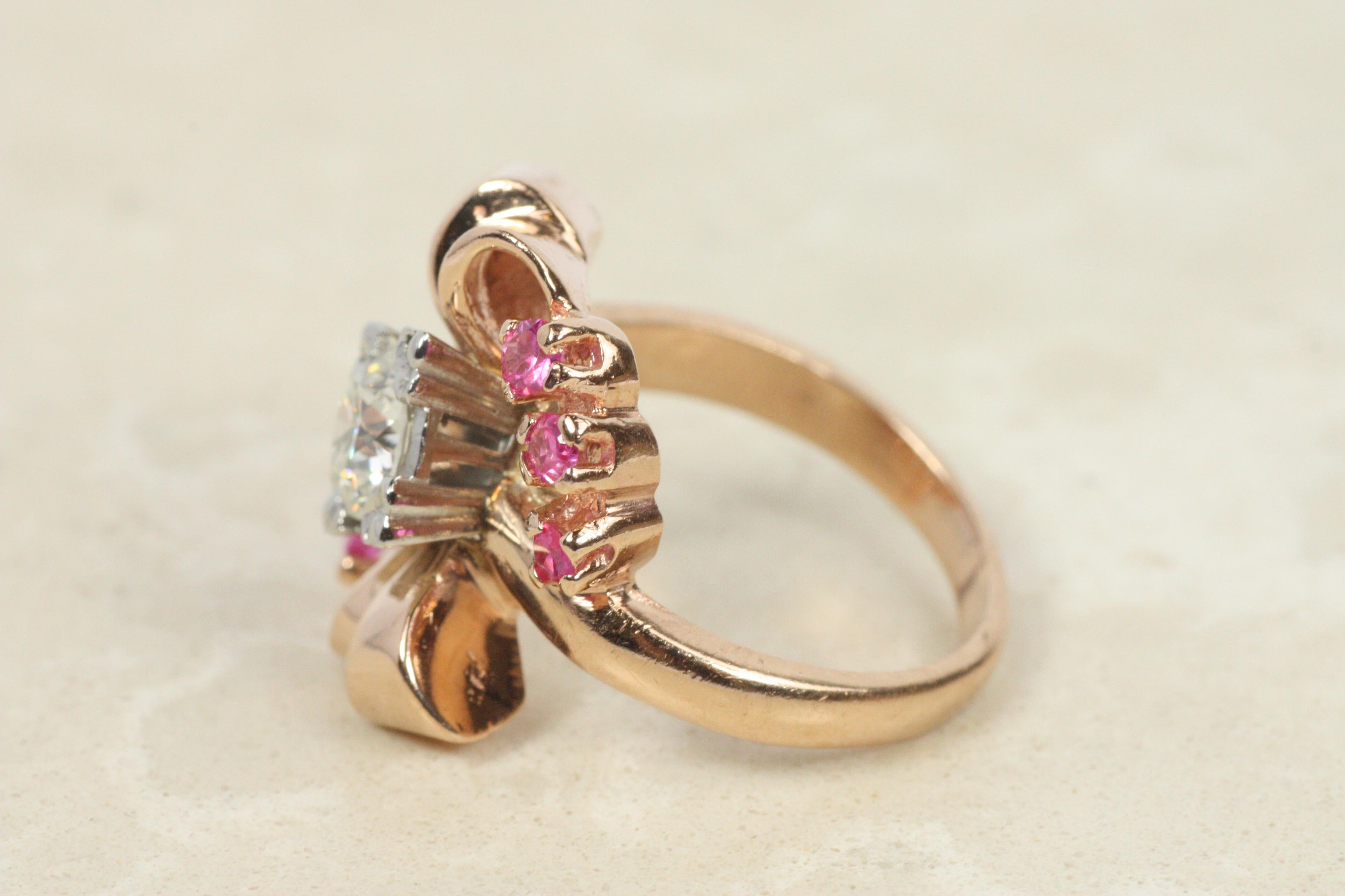 Anello da cocktail con rubino e diamanti a fiocco floreale degli anni '40 - Oro rosa 14K in vendita 3