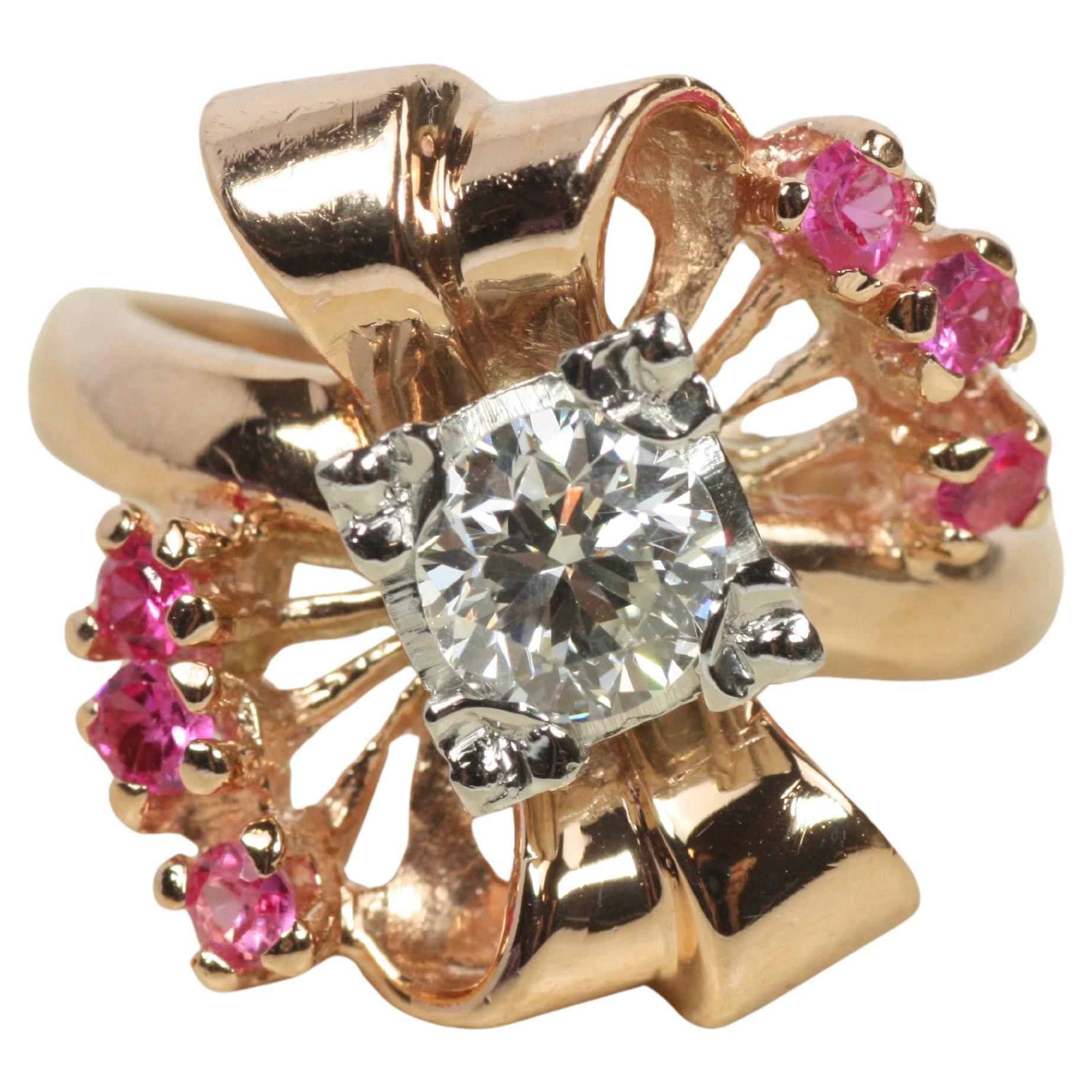 Anello da cocktail con rubino e diamanti a fiocco floreale degli anni '40 - Oro rosa 14K in vendita