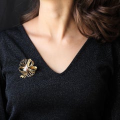 Broche de nudo de oro amarillo de 18 quilates con diamantes y rubíes de los años 40