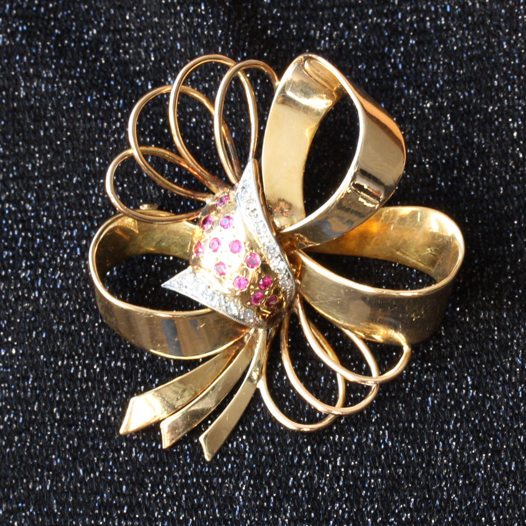 1940s Ruby Diamonds 18 Karat Yellow Gold Knot Brooch In Good Condition For Sale In Poitiers, FR