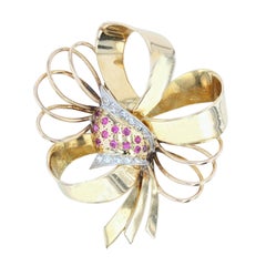 Broche de nudo de oro amarillo de 18 quilates con diamantes y rubíes de los años 40
