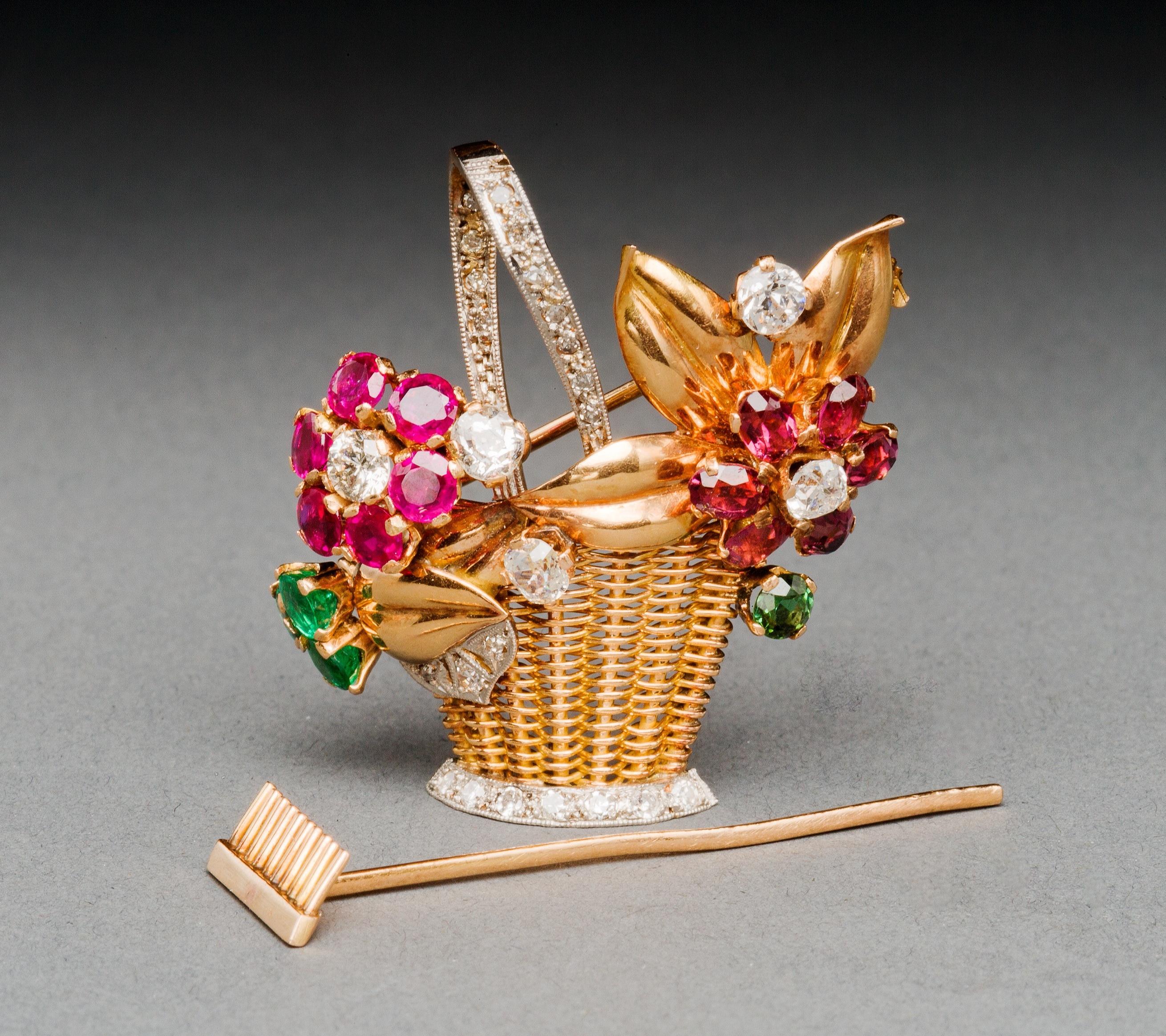 Rétro Broche/pendentif des années 1950 en or 18 carats représentant un panier de fleurs en rubis, émeraude, tourmaline et diamant en vente