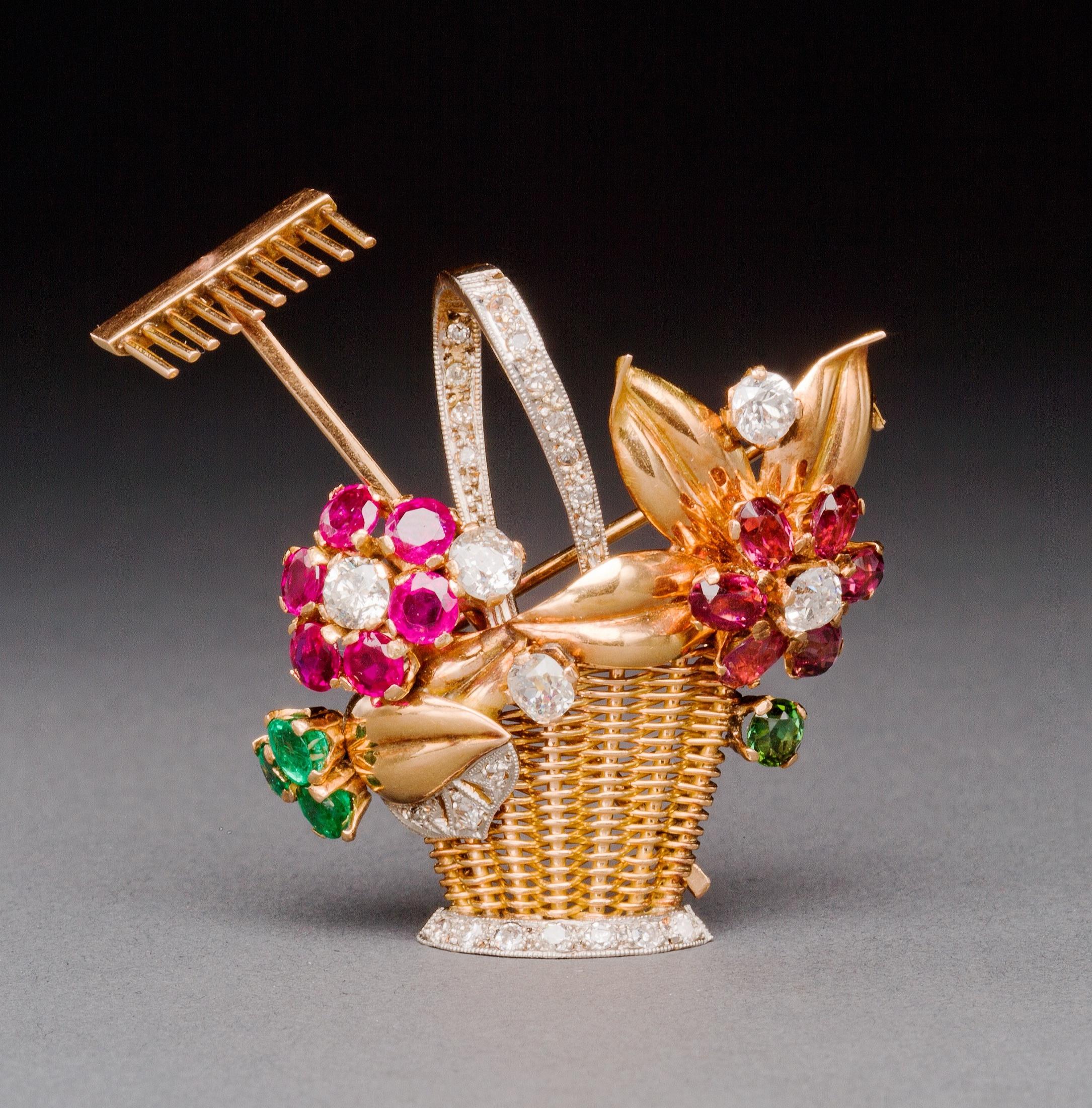Taille ronde Broche/pendentif des années 1950 en or 18 carats représentant un panier de fleurs en rubis, émeraude, tourmaline et diamant en vente