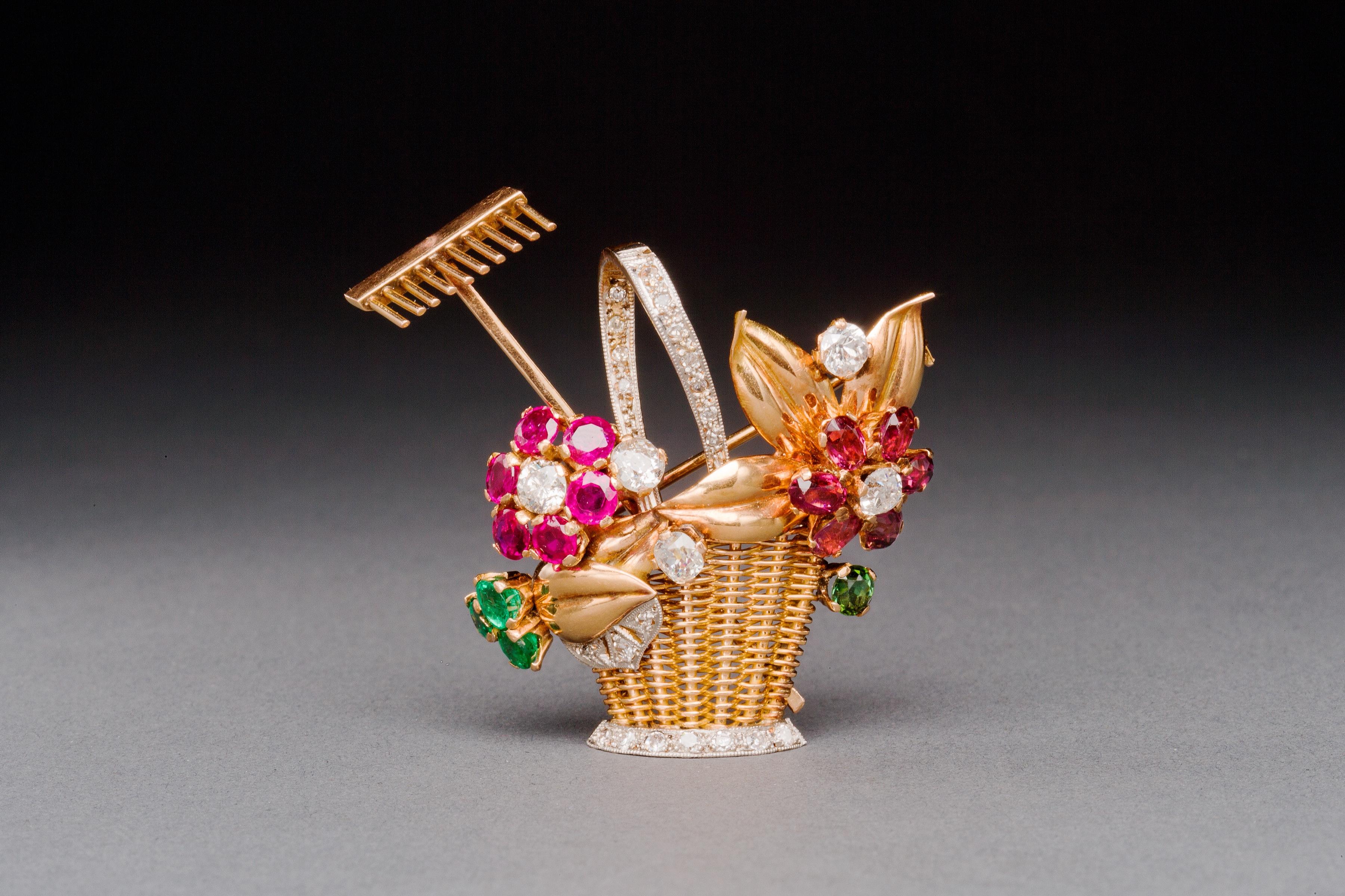 Broche/pendentif des années 1950 en or 18 carats représentant un panier de fleurs en rubis, émeraude, tourmaline et diamant en vente 7