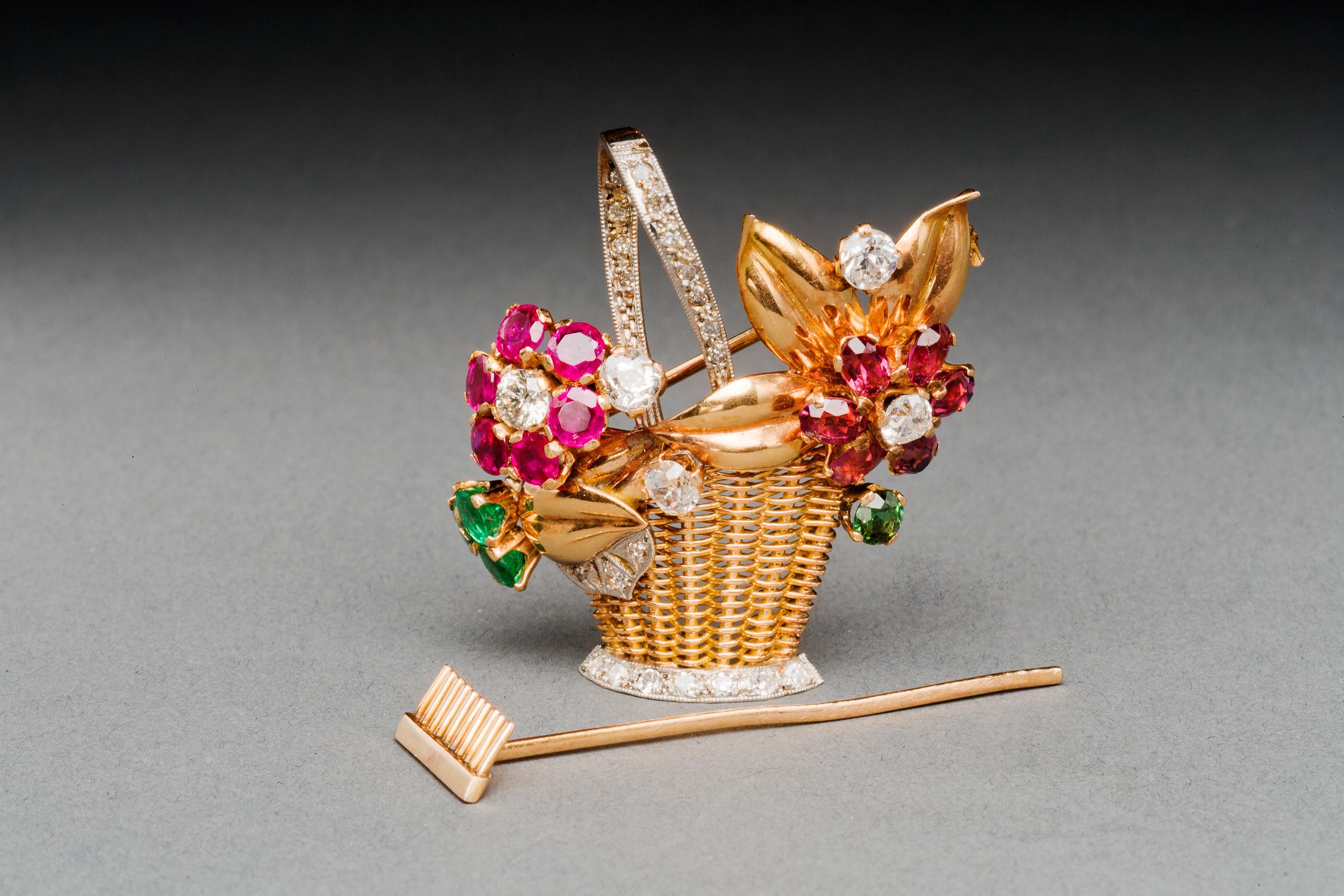 Broche/pendentif des années 1950 en or 18 carats représentant un panier de fleurs en rubis, émeraude, tourmaline et diamant en vente 10