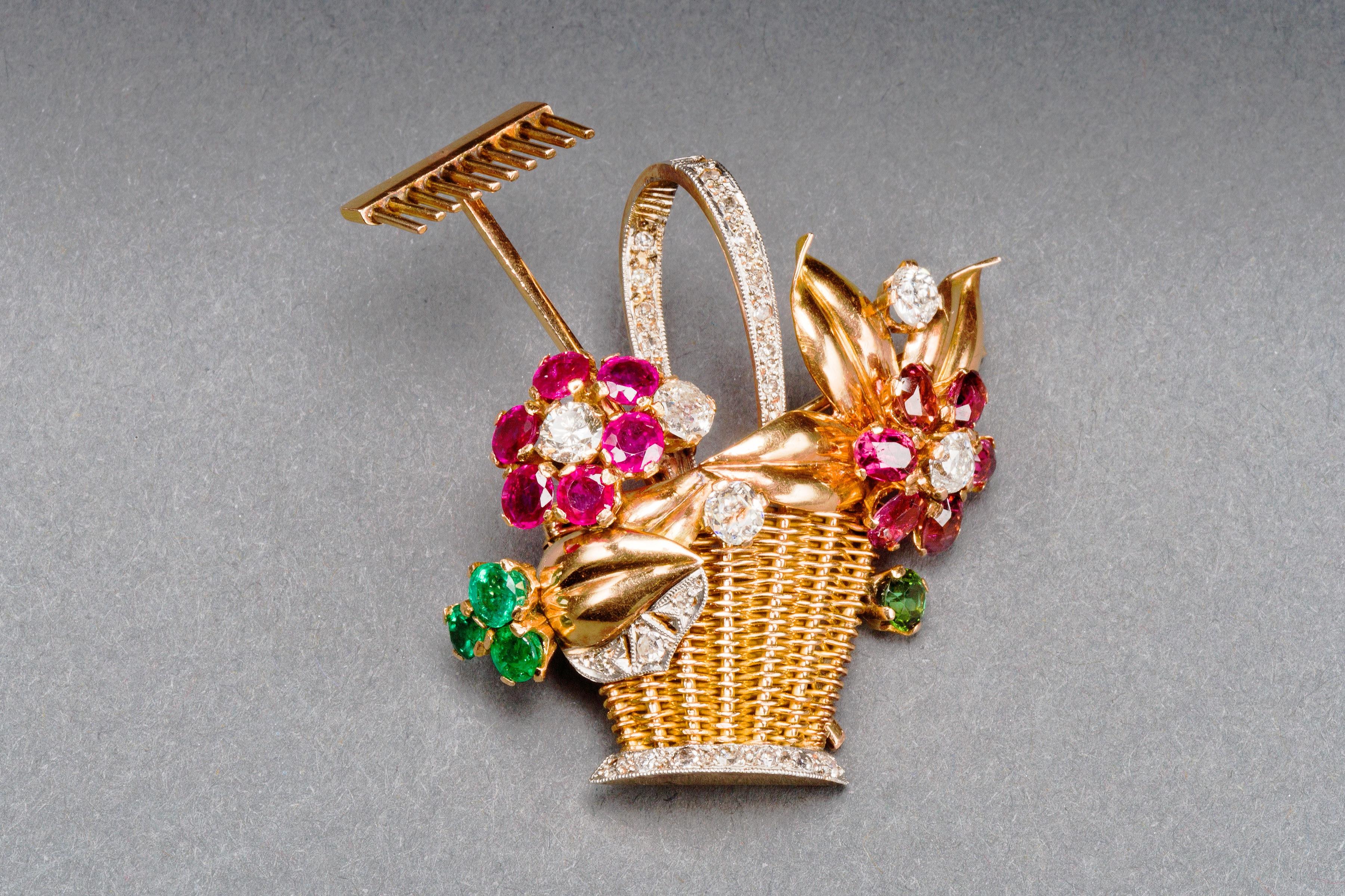 Broche/pendentif des années 1950 en or 18 carats représentant un panier de fleurs en rubis, émeraude, tourmaline et diamant en vente 12