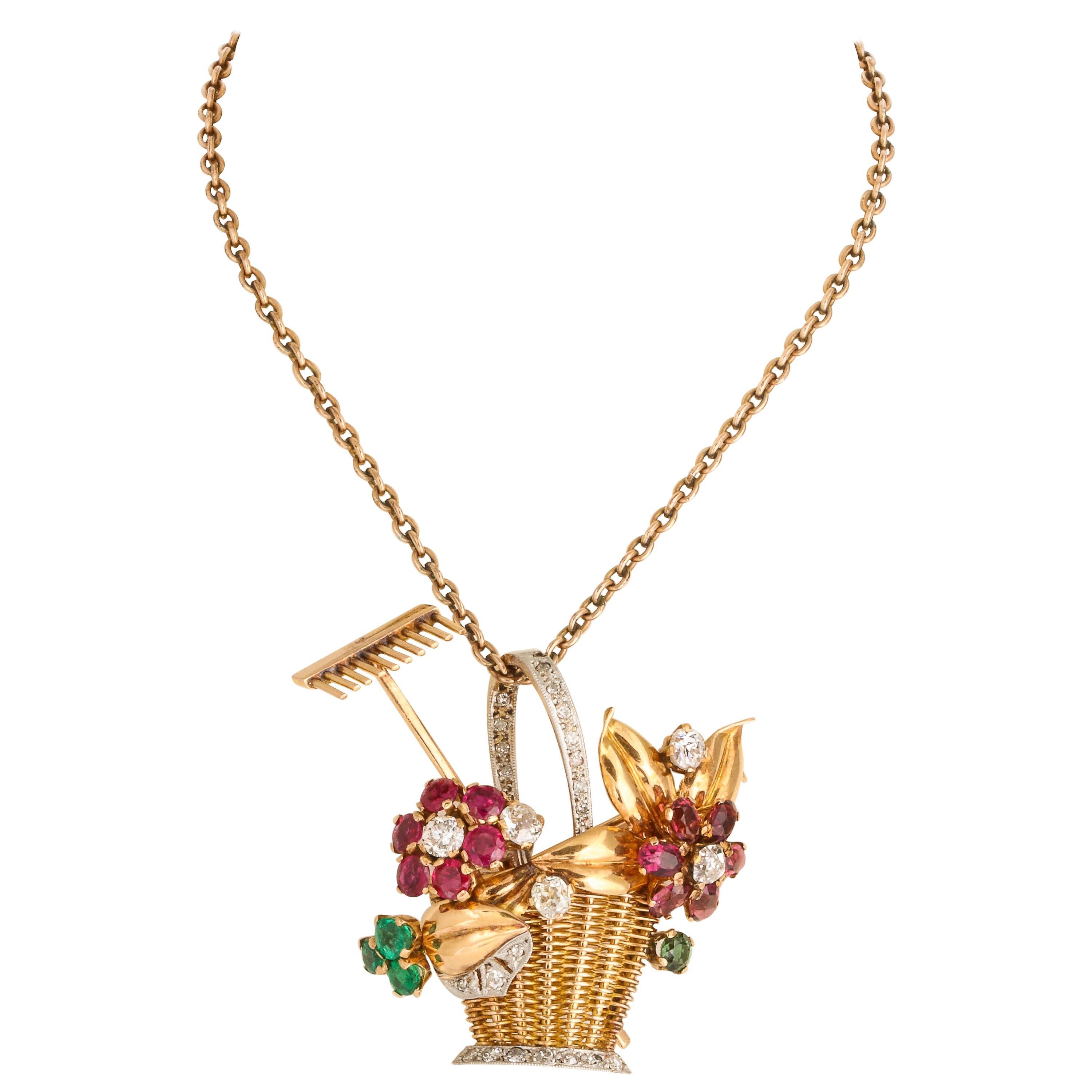 Broche/pendentif des années 1950 en or 18 carats représentant un panier de fleurs en rubis, émeraude, tourmaline et diamant en vente