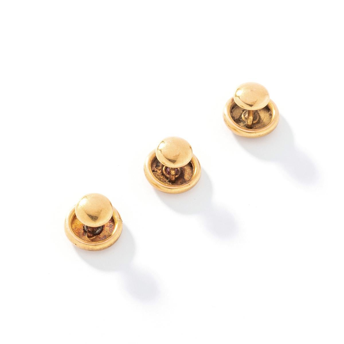 Le set de boutons de manchette en or Rubis est une collection d'accessoires vraiment exquise et noble.

Ce set européen comprend une paire de boutons de manchette et trois clous d'oreilles, tous réalisés en or jaune 18k 750. Chaque pièce est ornée
