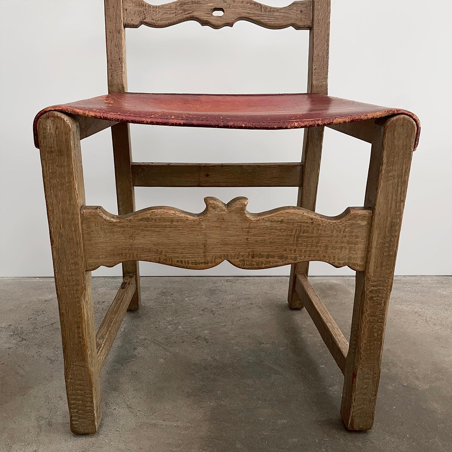 Chaises de salle à manger françaises rustiques des années 1940 en chêne cérusé et cuir - lot de 6 en vente 4