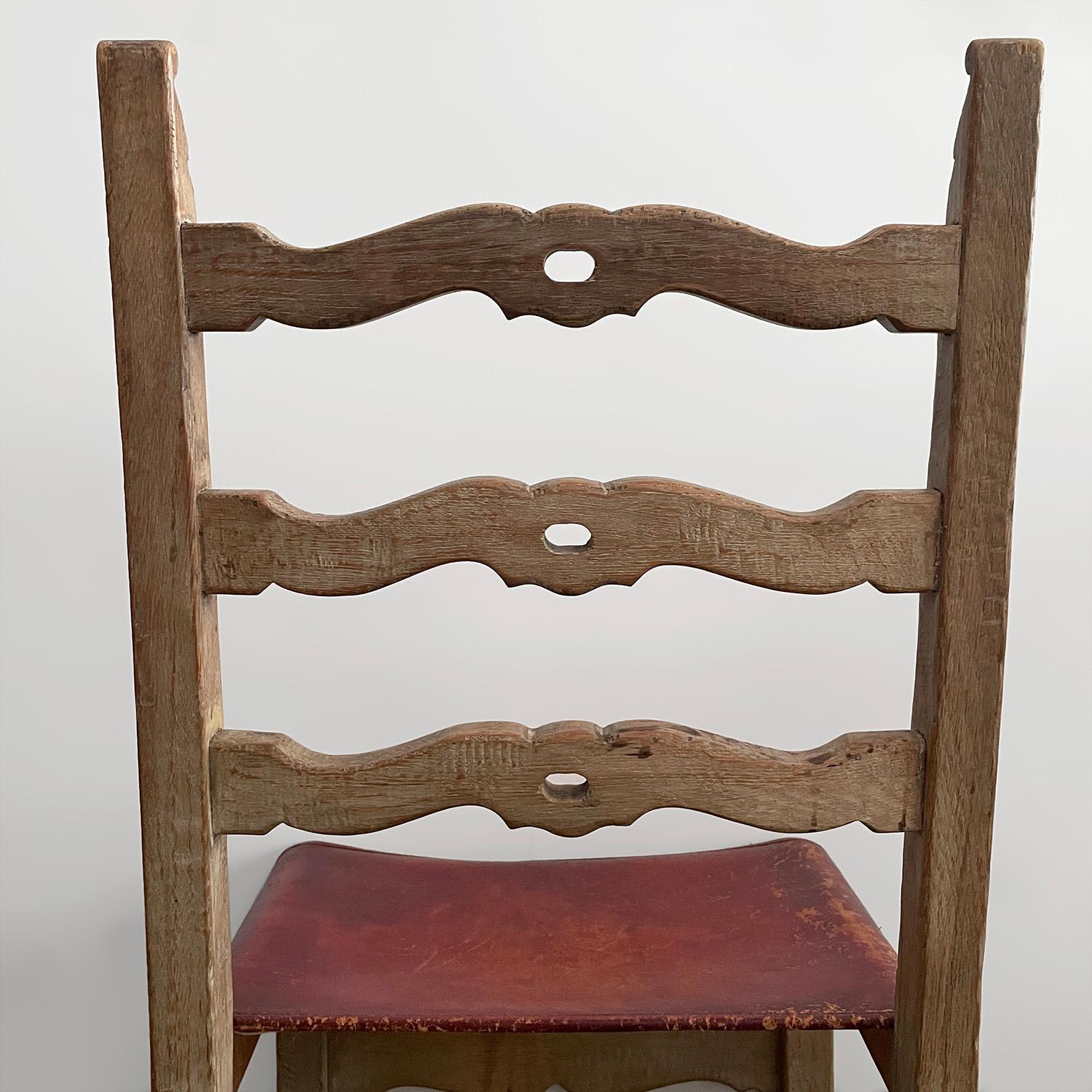 Chaises de salle à manger françaises rustiques des années 1940 en chêne cérusé et cuir - lot de 6 en vente 5