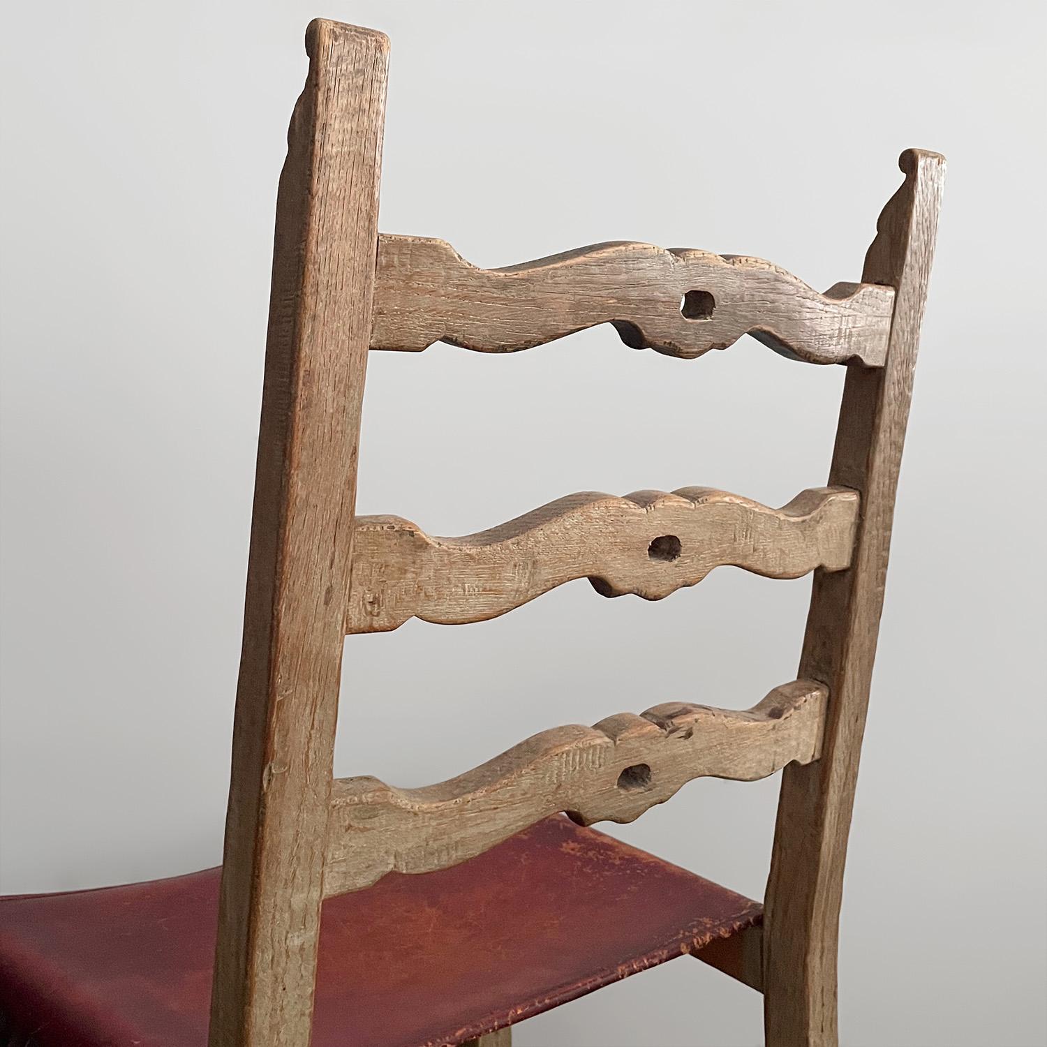Chaises de salle à manger françaises rustiques des années 1940 en chêne cérusé et cuir - lot de 6 en vente 6