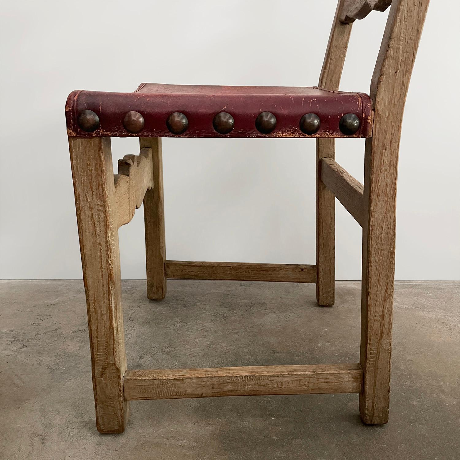 Chaises de salle à manger françaises rustiques des années 1940 en chêne cérusé et cuir - lot de 6 en vente 8