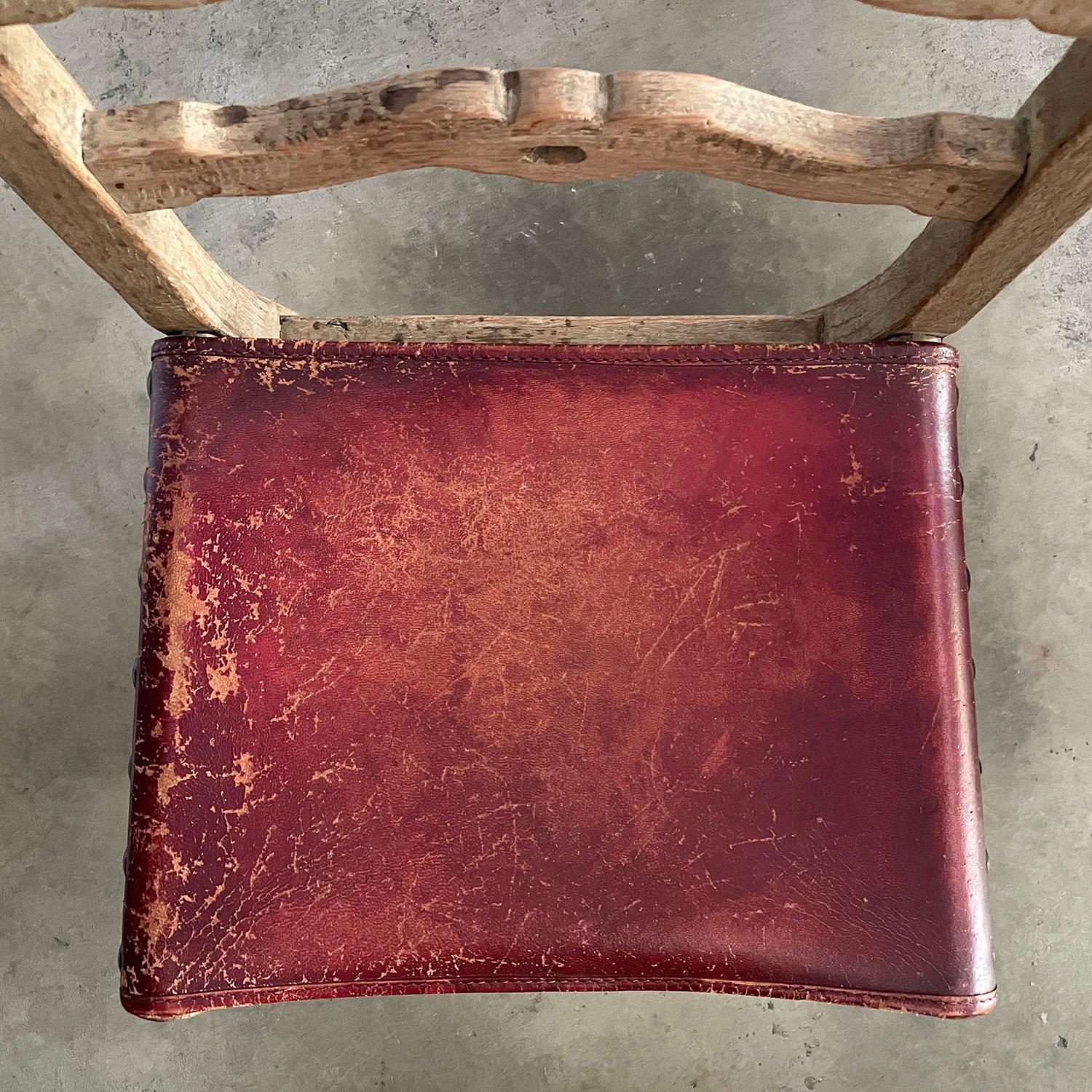 Chaises de salle à manger françaises rustiques des années 1940 en chêne cérusé et cuir - lot de 6 en vente 9