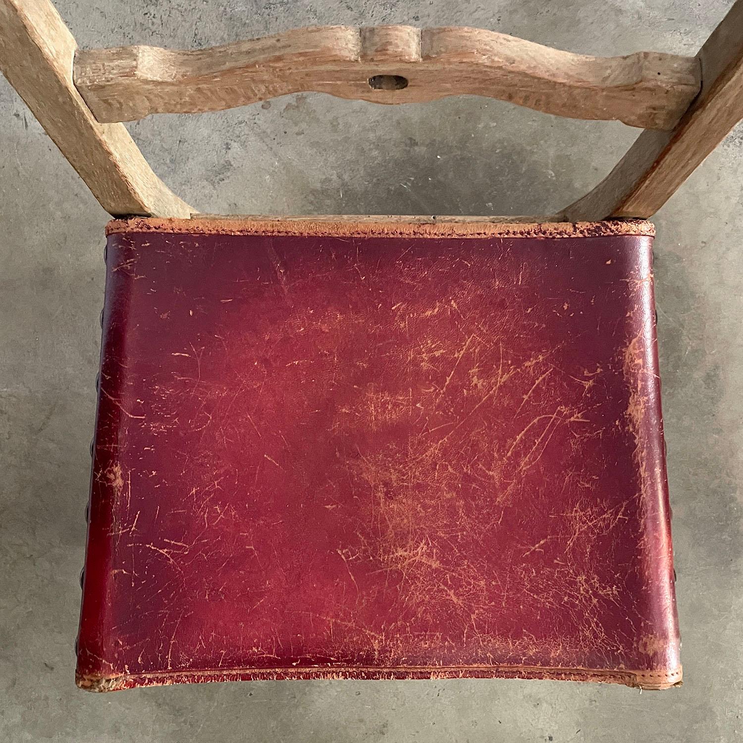 Chaises de salle à manger françaises rustiques des années 1940 en chêne cérusé et cuir - lot de 6 en vente 10