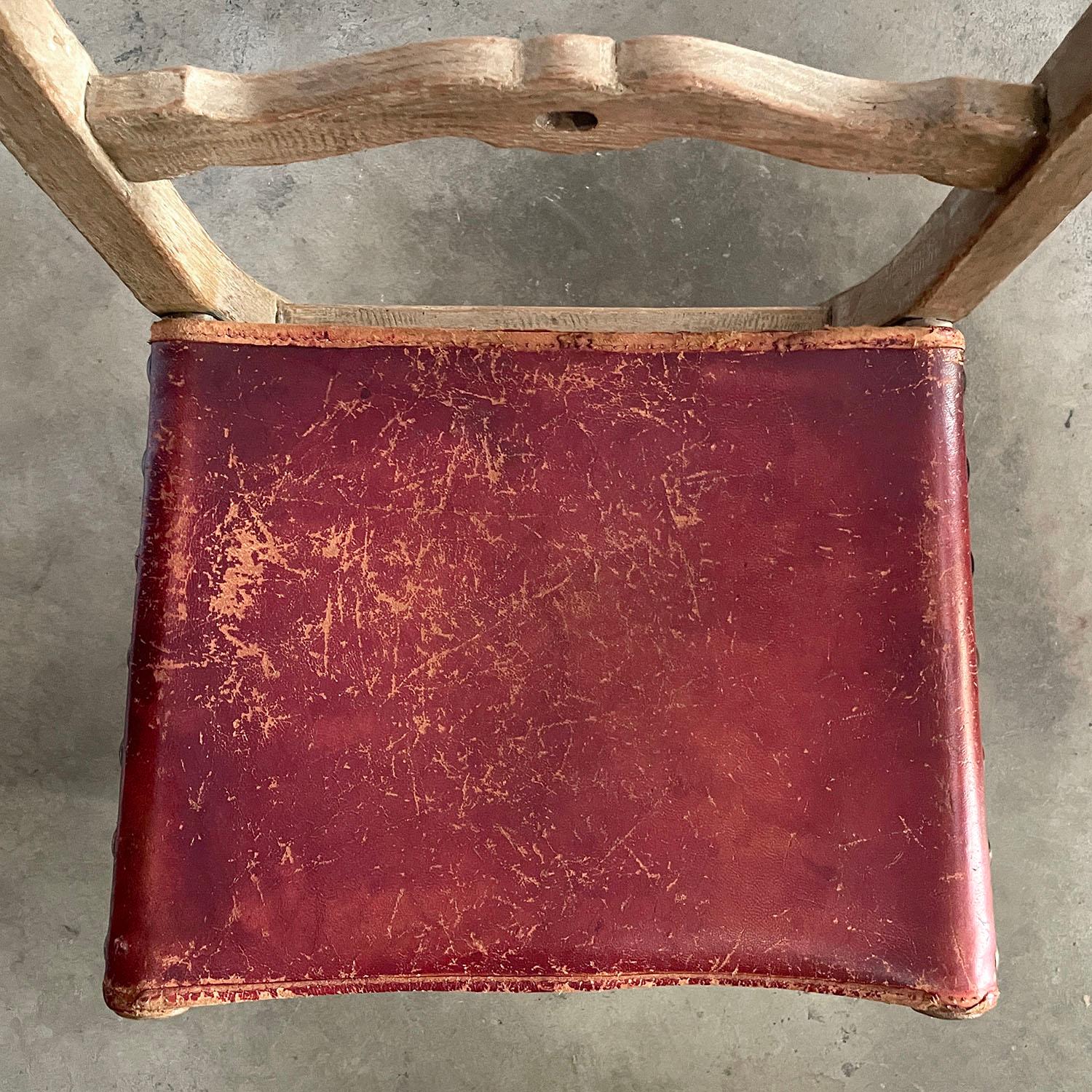 Chaises de salle à manger françaises rustiques des années 1940 en chêne cérusé et cuir - lot de 6 en vente 11