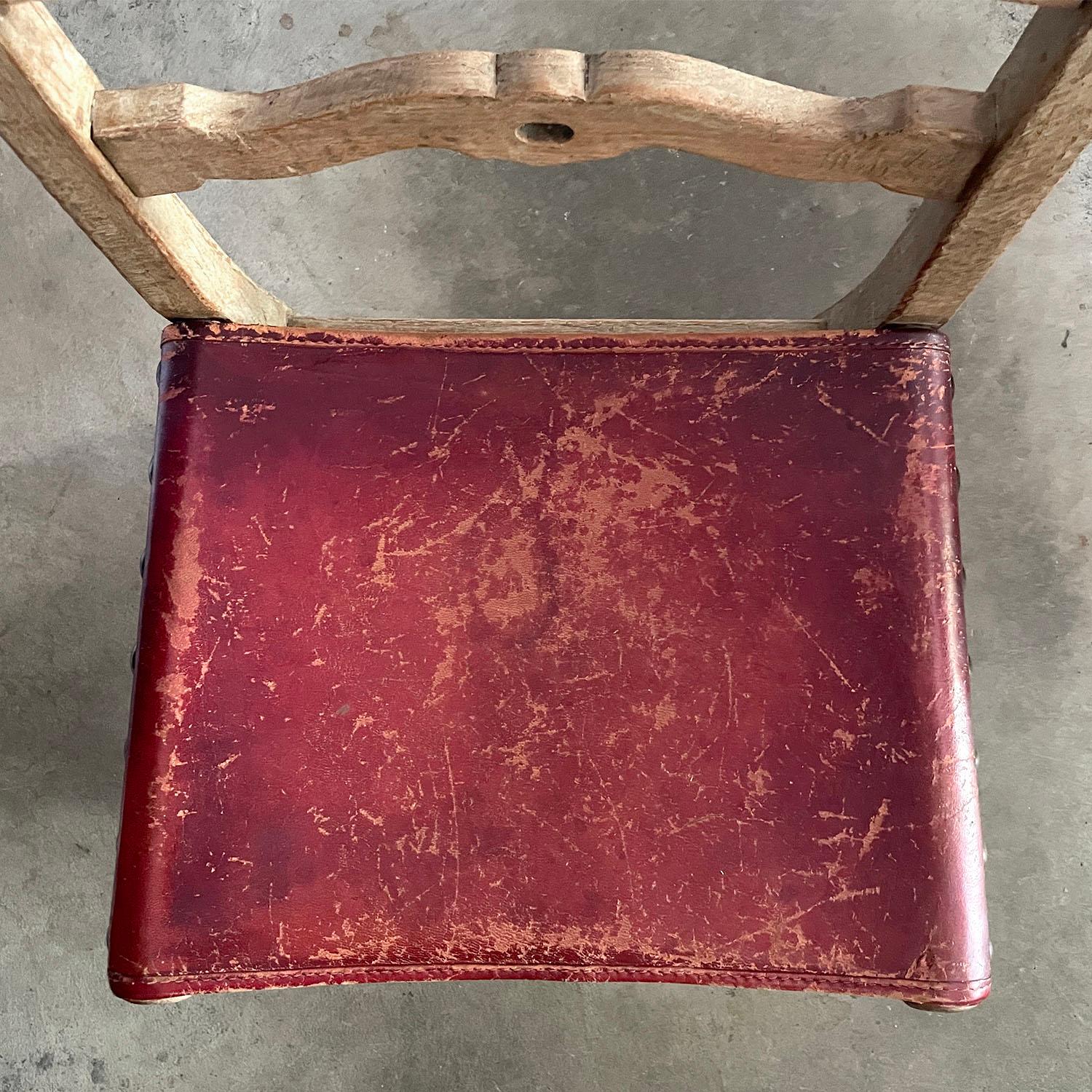 Chaises de salle à manger françaises rustiques des années 1940 en chêne cérusé et cuir - lot de 6 en vente 12