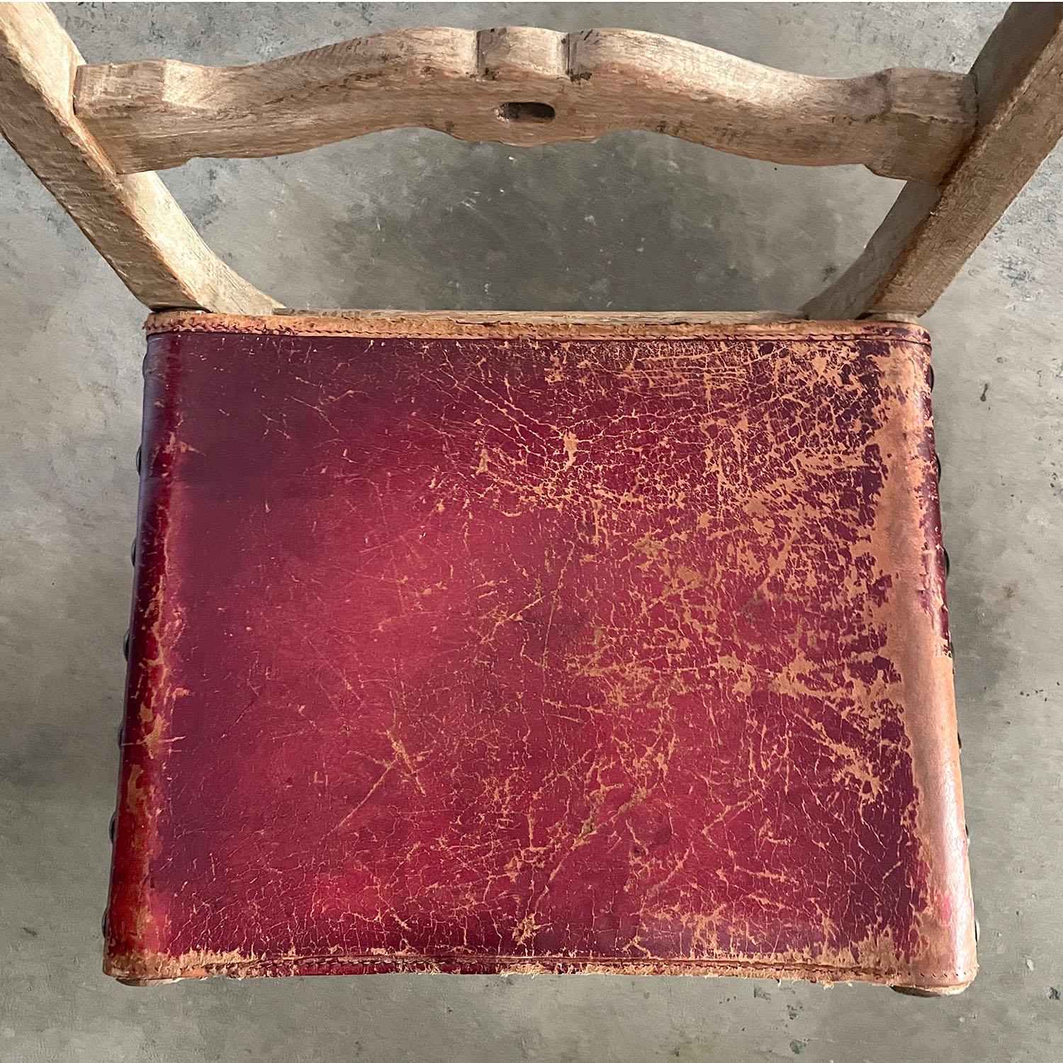 Chaises de salle à manger françaises rustiques des années 1940 en chêne cérusé et cuir - lot de 6 en vente 13