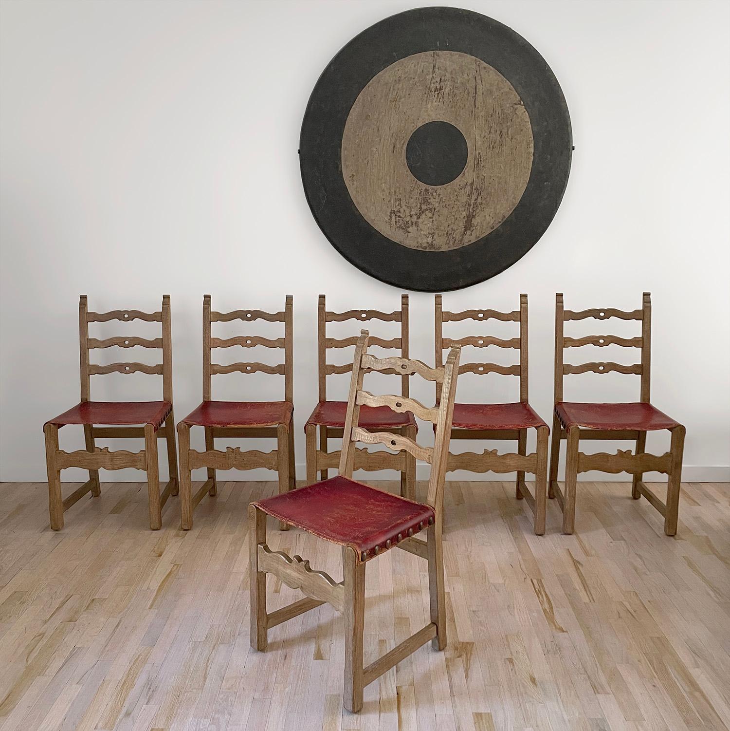 Chaises de salle à manger rustiques en chêne cérusé et cuir - Lot de 6
France, vers les années 1940
Fabrication artisanale artisanale artisanale
Le cadre de chaque chaise à dossier en échelle est construit en chêne cérusé massif et présente des