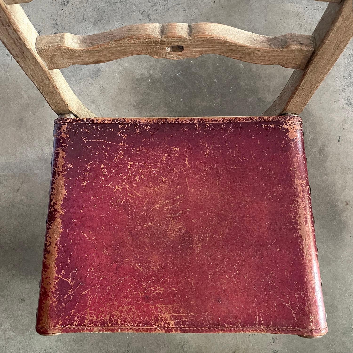 Chaises de salle à manger françaises rustiques des années 1940 en chêne cérusé et cuir - lot de 6 en vente 14