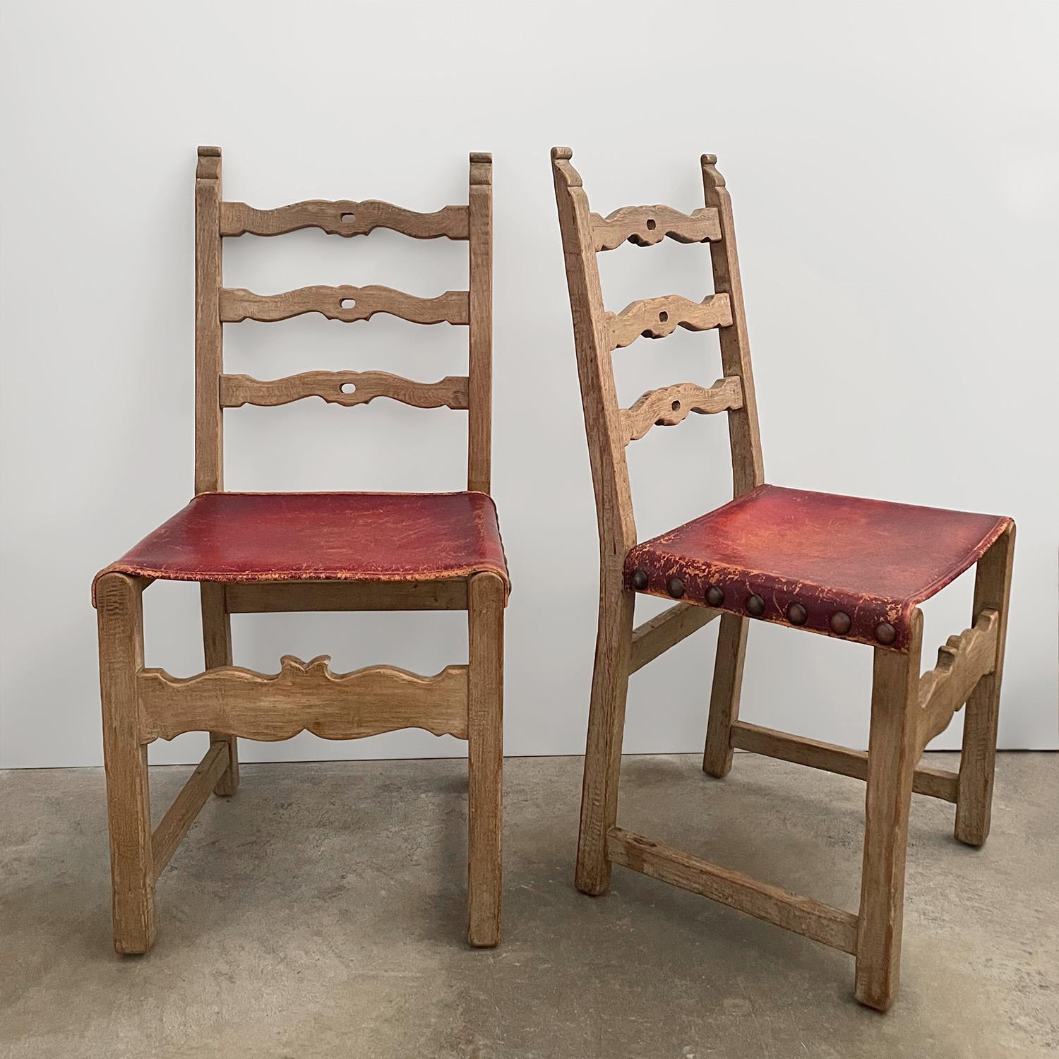 Français Chaises de salle à manger françaises rustiques des années 1940 en chêne cérusé et cuir - lot de 6 en vente