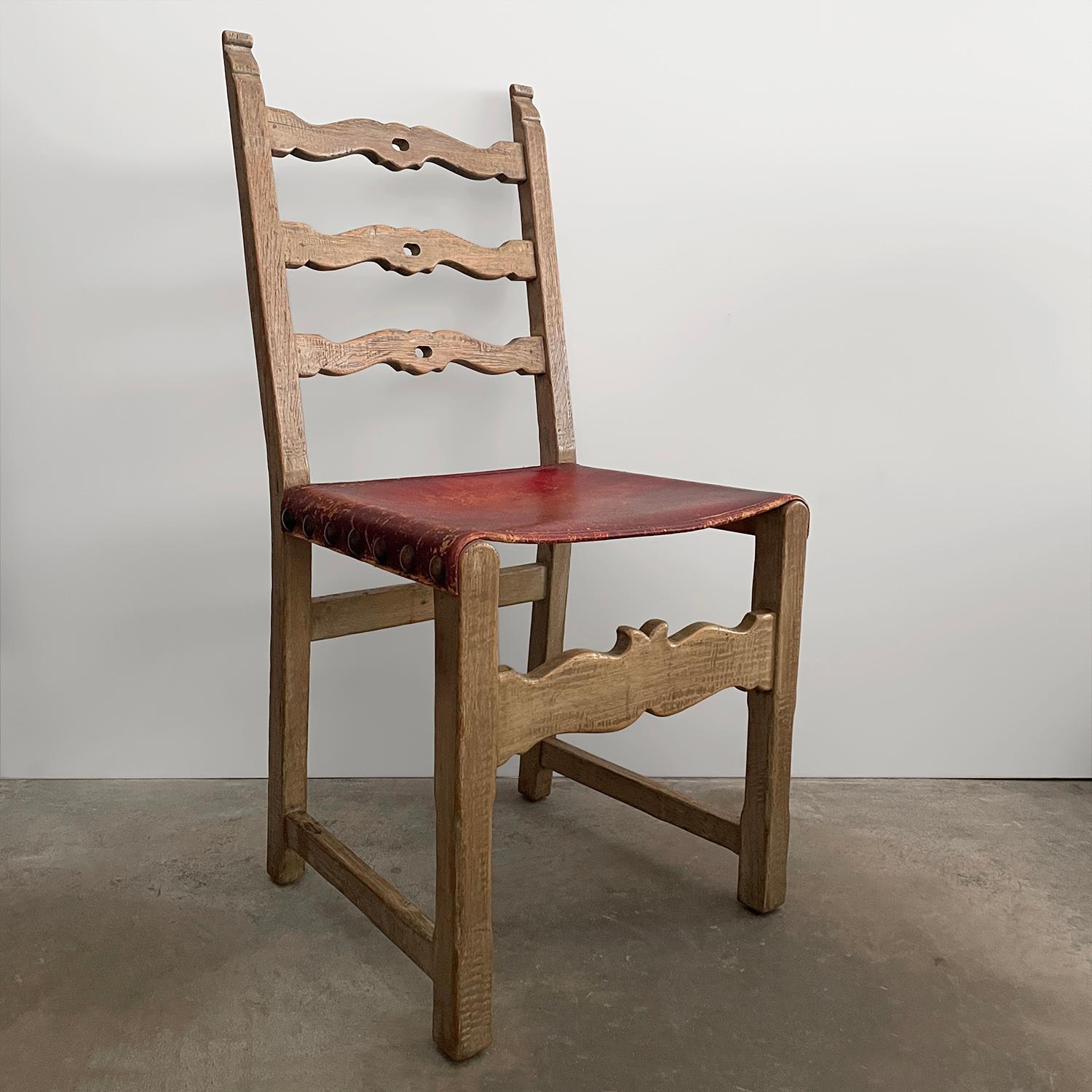 Chaises de salle à manger françaises rustiques des années 1940 en chêne cérusé et cuir - lot de 6 Bon état - En vente à Los Angeles, CA