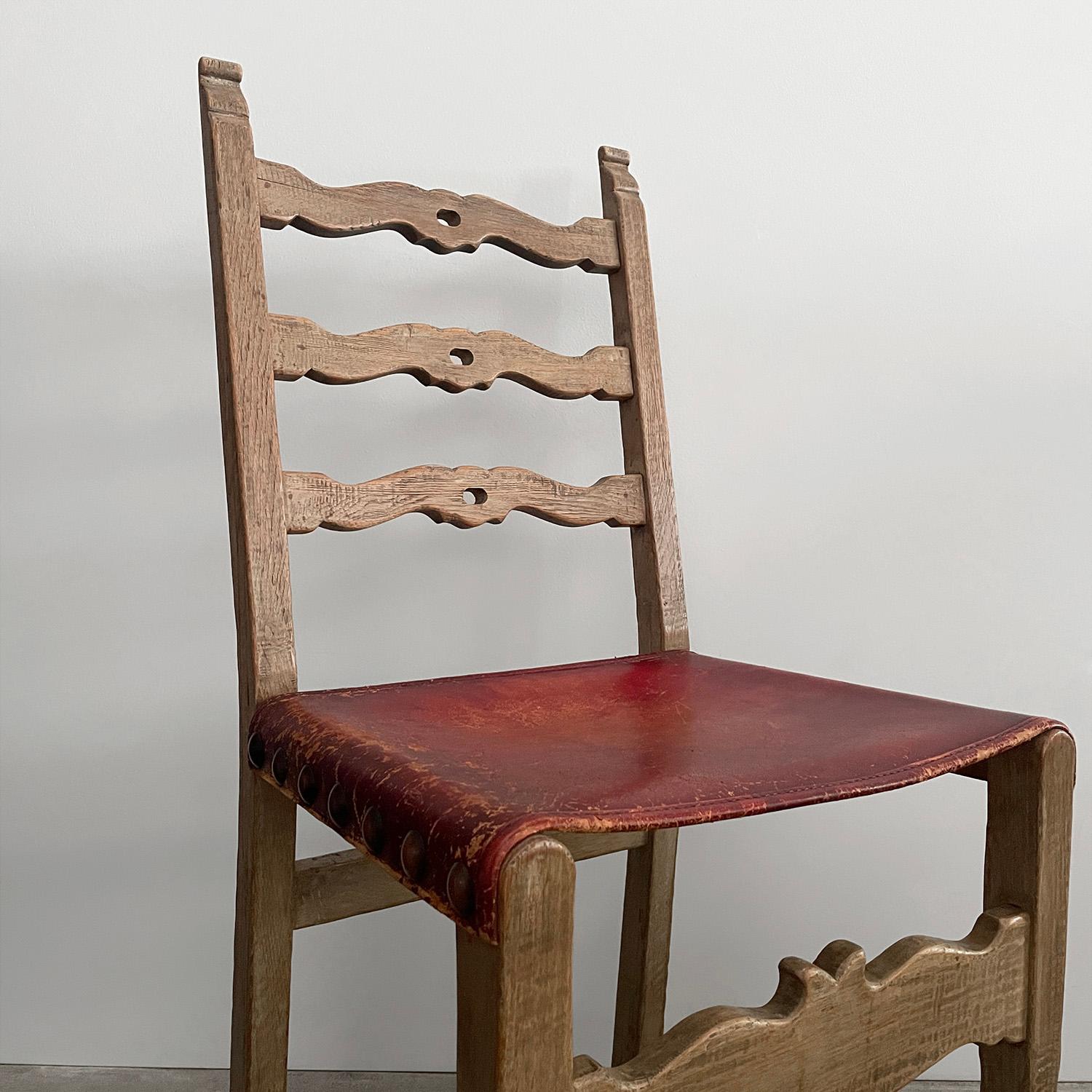 Milieu du XXe siècle Chaises de salle à manger françaises rustiques des années 1940 en chêne cérusé et cuir - lot de 6 en vente