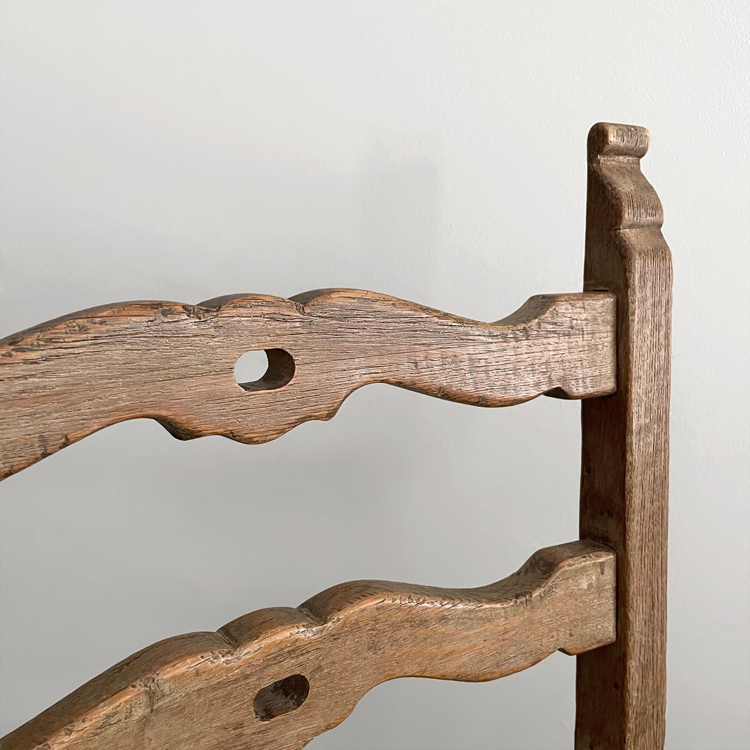 Cuir Chaises de salle à manger françaises rustiques des années 1940 en chêne cérusé et cuir - lot de 6 en vente
