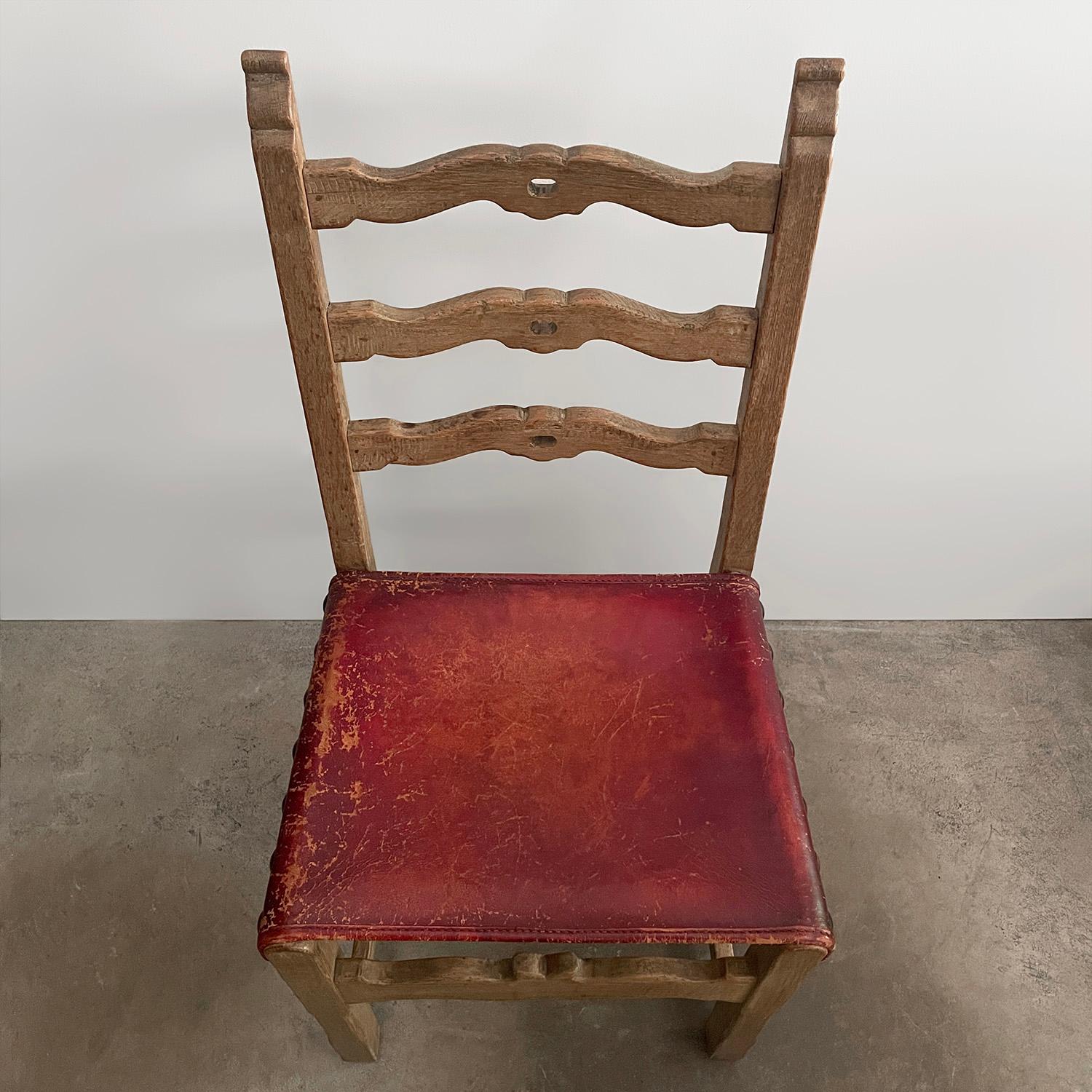Chaises de salle à manger françaises rustiques des années 1940 en chêne cérusé et cuir - lot de 6 en vente 2