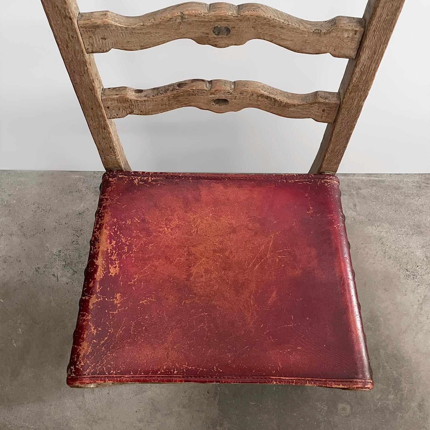 Chaises de salle à manger françaises rustiques des années 1940 en chêne cérusé et cuir - lot de 6 en vente 3