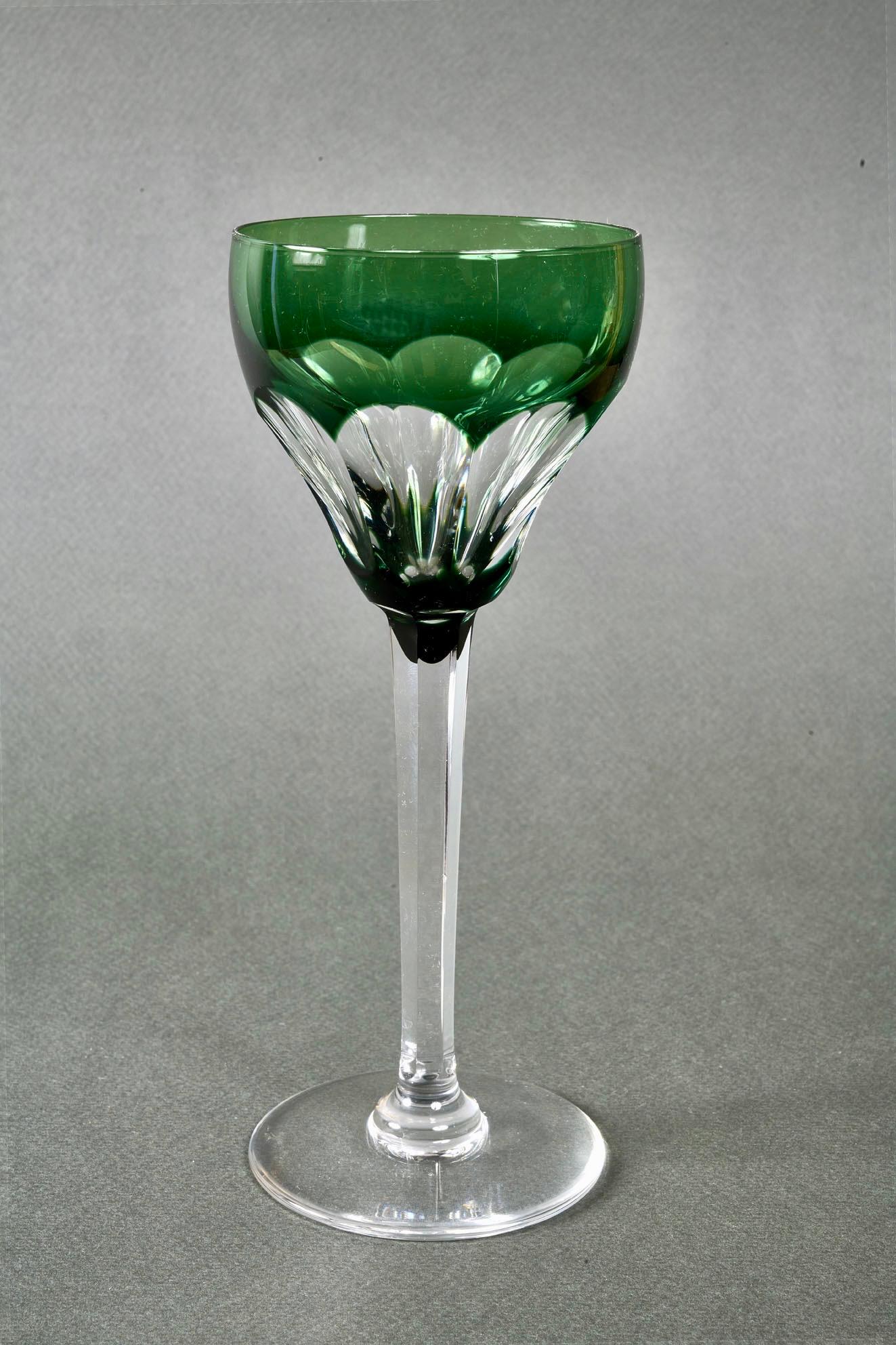 1940er Jahre Saint Louis Französisch Satz von fünf farbigen handgeschliffenen Kristall Weingläser im Angebot 5