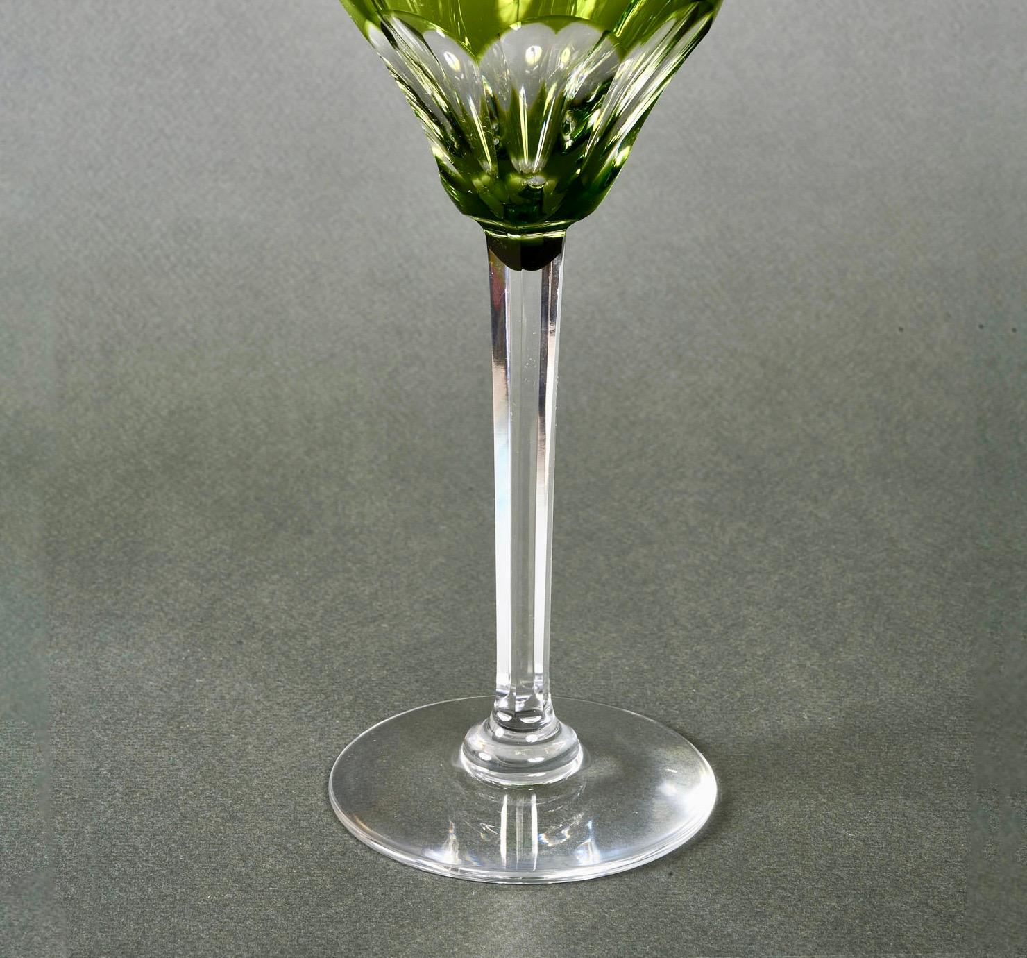 1940er Jahre Saint Louis Französisch Satz von fünf farbigen handgeschliffenen Kristall Weingläser im Angebot 6