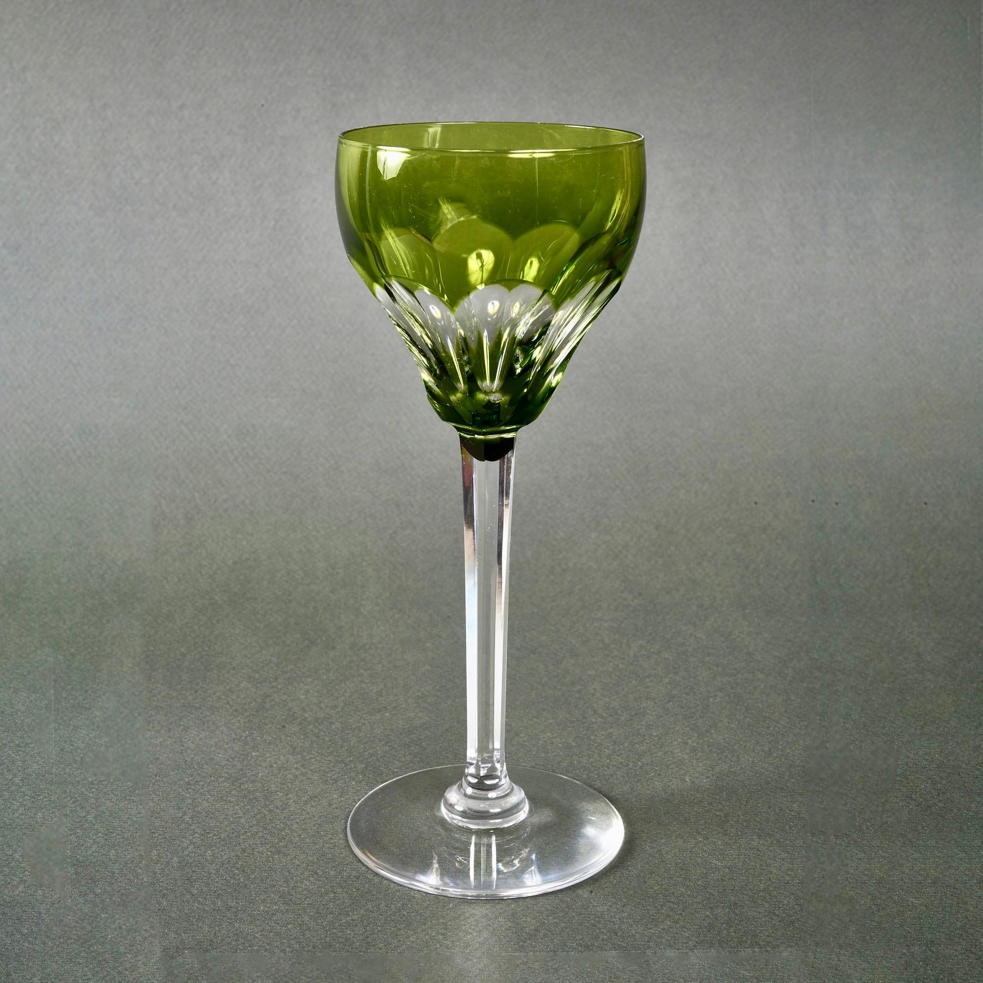 1940er Jahre Saint Louis Französisch Satz von fünf farbigen handgeschliffenen Kristall Weingläser im Angebot 7