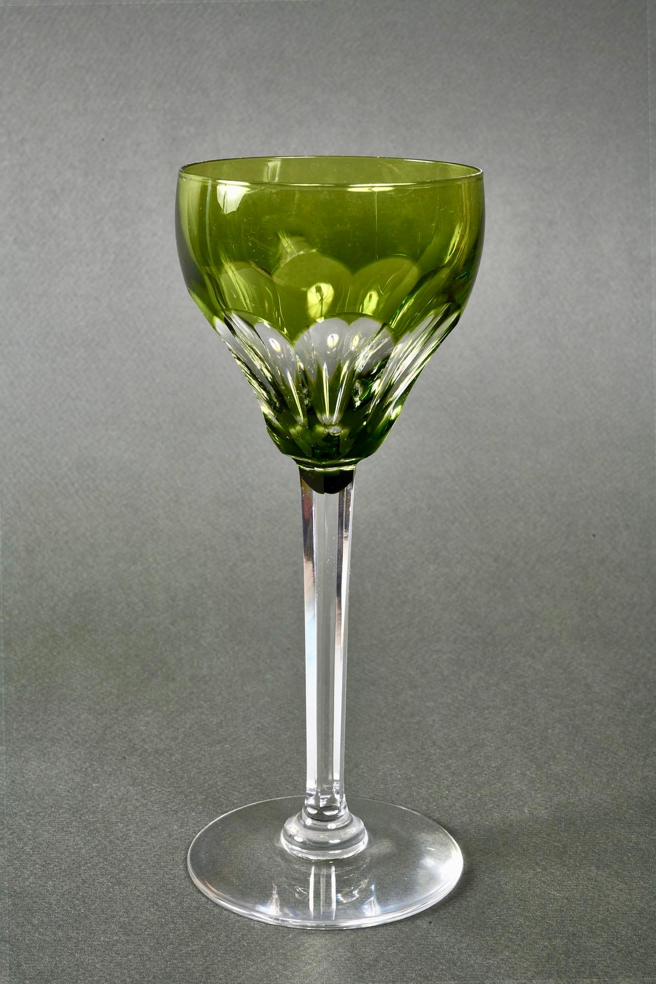 1940er Jahre Saint Louis Französisch Satz von fünf farbigen handgeschliffenen Kristall Weingläser im Angebot 8