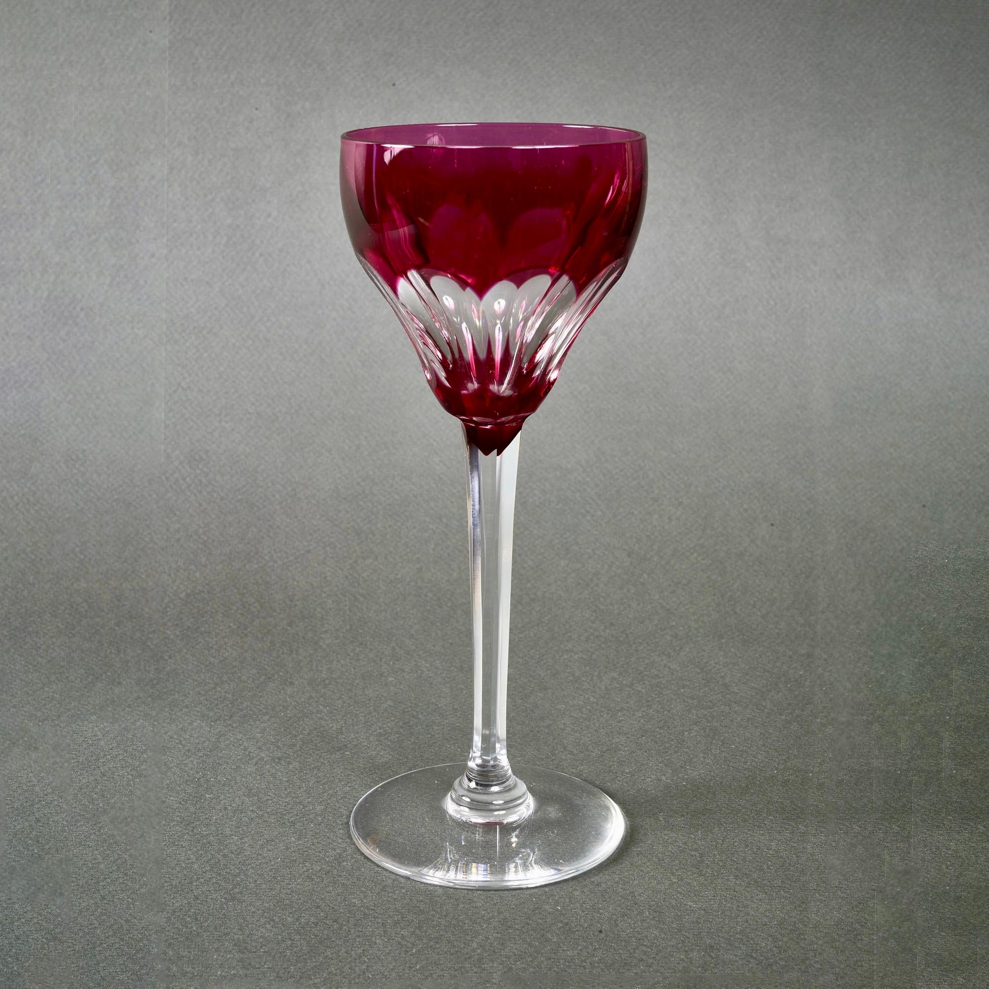 1940er Jahre Saint Louis Französisch Satz von fünf farbigen handgeschliffenen Kristall Weingläser im Angebot 9