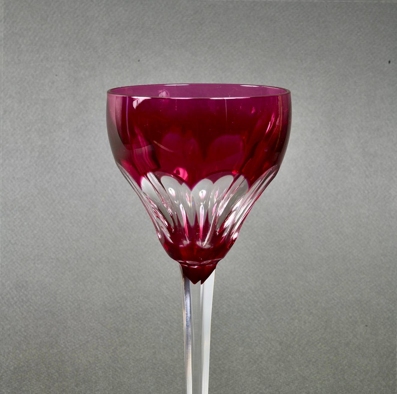 1940er Jahre Saint Louis Französisch Satz von fünf farbigen handgeschliffenen Kristall Weingläser im Angebot 10