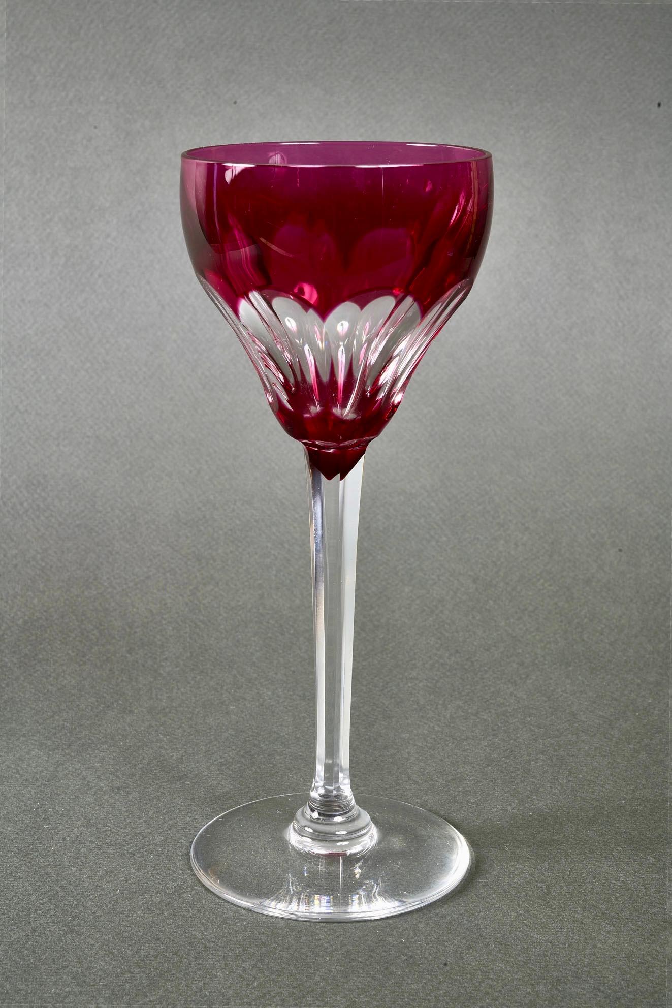 1940er Jahre Saint Louis Französisch Satz von fünf farbigen handgeschliffenen Kristall Weingläser im Angebot 11