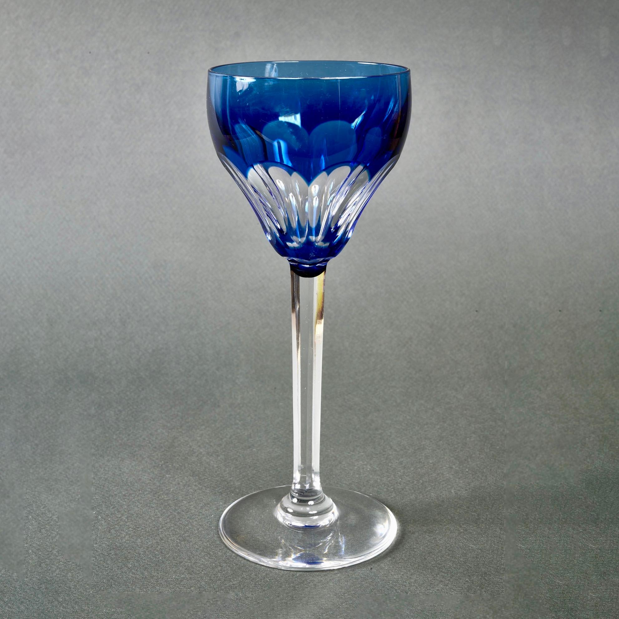 1940er Jahre Saint Louis Französisch Satz von fünf farbigen handgeschliffenen Kristall Weingläser im Angebot 12