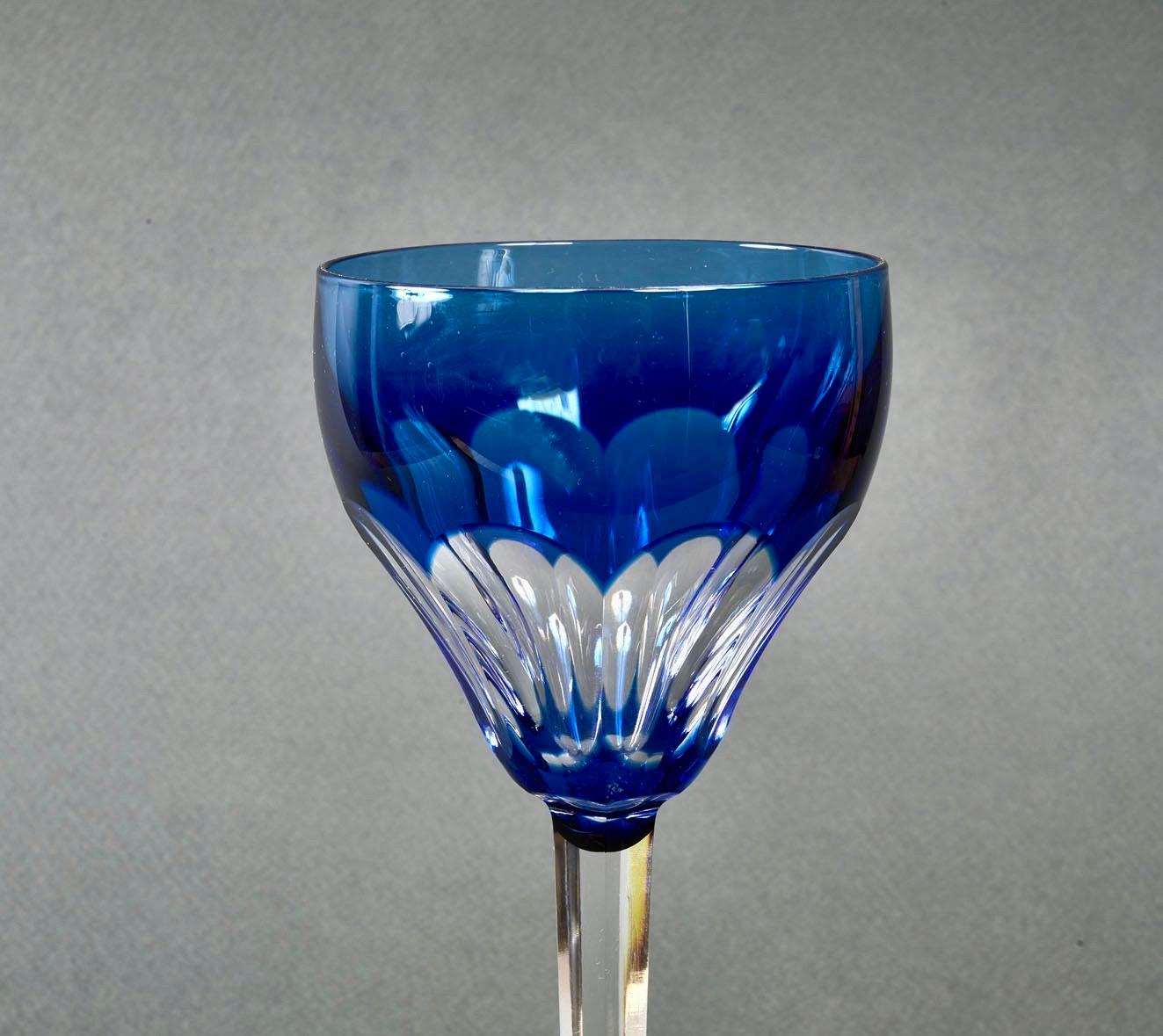 1940er Jahre Saint Louis Französisch Satz von fünf farbigen handgeschliffenen Kristall Weingläser im Angebot 13