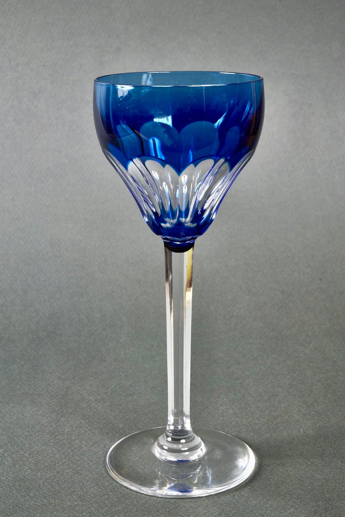 1940er Jahre Saint Louis Französisch Satz von fünf farbigen handgeschliffenen Kristall Weingläser im Angebot 14