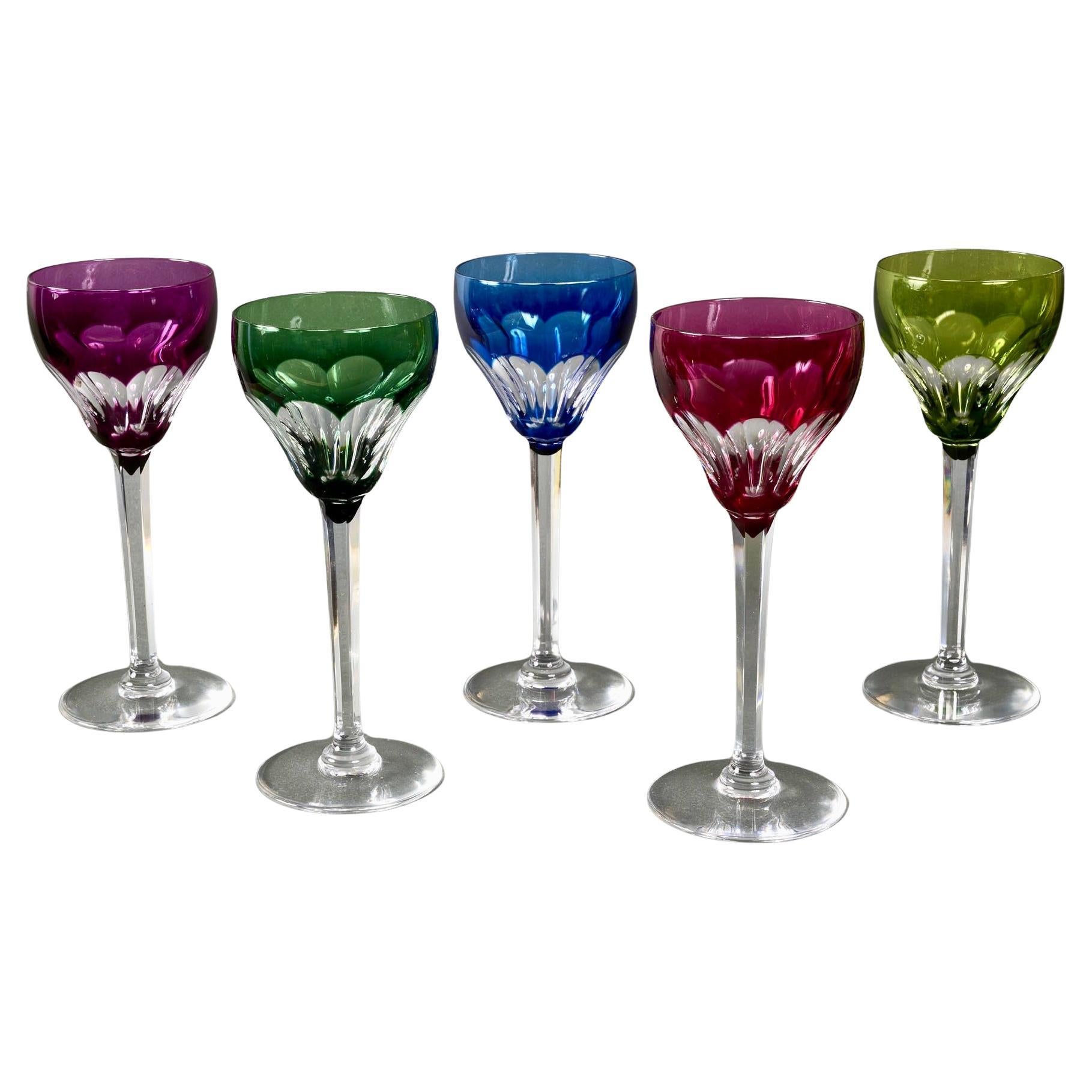 1940er Jahre Saint Louis Französisch Satz von fünf farbigen handgeschliffenen Kristall Weingläser (Art déco) im Angebot