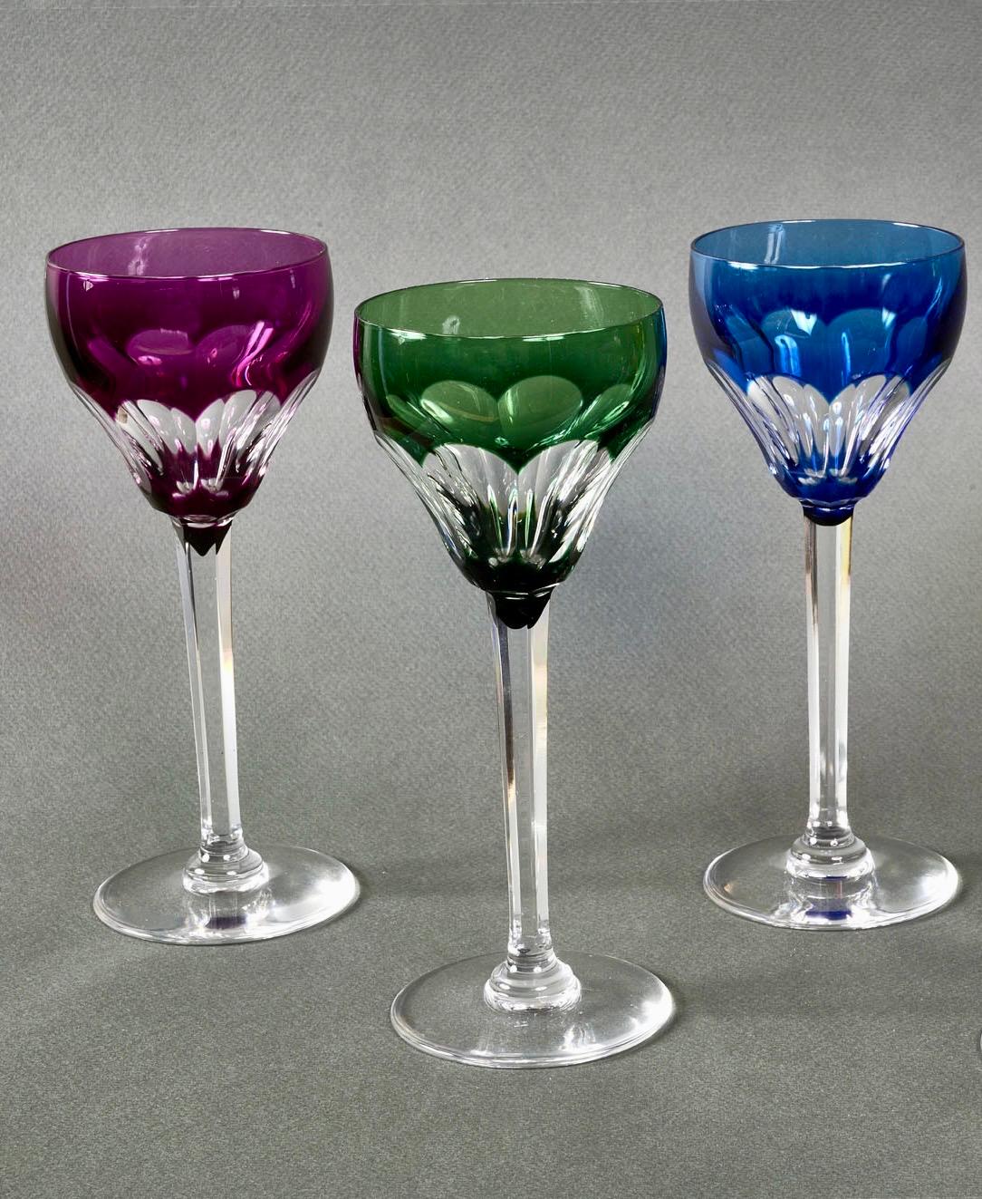 1940er Jahre Saint Louis Französisch Satz von fünf farbigen handgeschliffenen Kristall Weingläser im Zustand „Gut“ im Angebot in Roma, IT