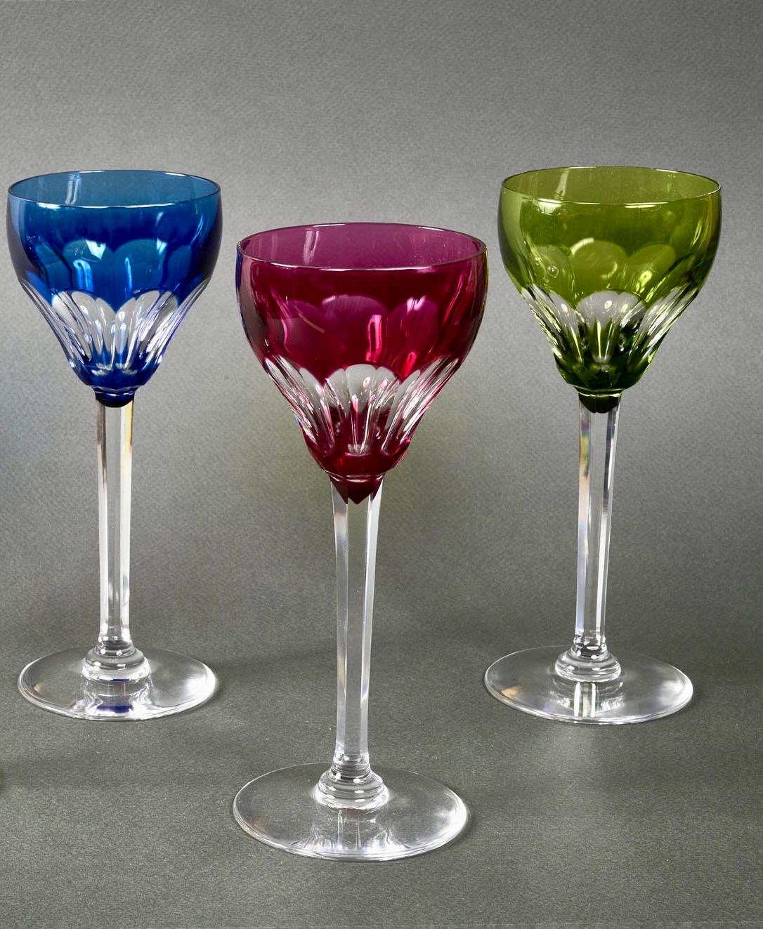 1940er Jahre Saint Louis Französisch Satz von fünf farbigen handgeschliffenen Kristall Weingläser (20. Jahrhundert) im Angebot